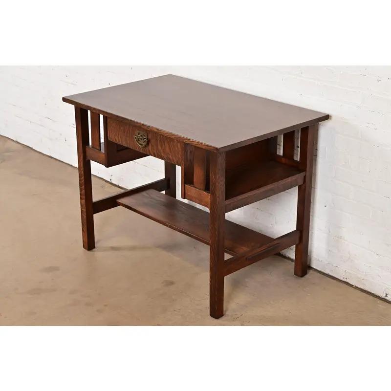 Ein außergewöhnlicher antiker Schreibtisch im Missions- oder Arts & Crafts-Stil oder ein Bibliothekstisch mit eingebauten Bücherregalen

Von Gebrüder Stickley

USA, ca. 1900

Eiche gesägt, mit gehämmerten Kupferbeschlägen.

Maße: 40,25 