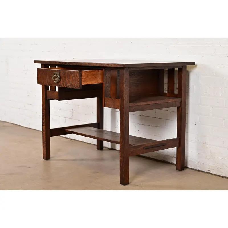 Stickley Brothers Arts & Crafts Schreibtisch mit eingebauten Bücherregalen, neu lackiert (Kupfer) im Angebot
