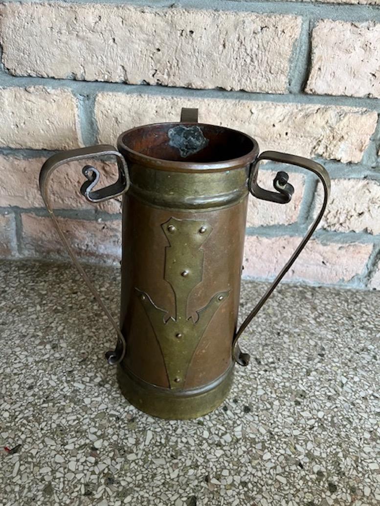 Début du 20ème siècle Stickley Brothers Copper Oversized Loving Cup/ Vase en vente
