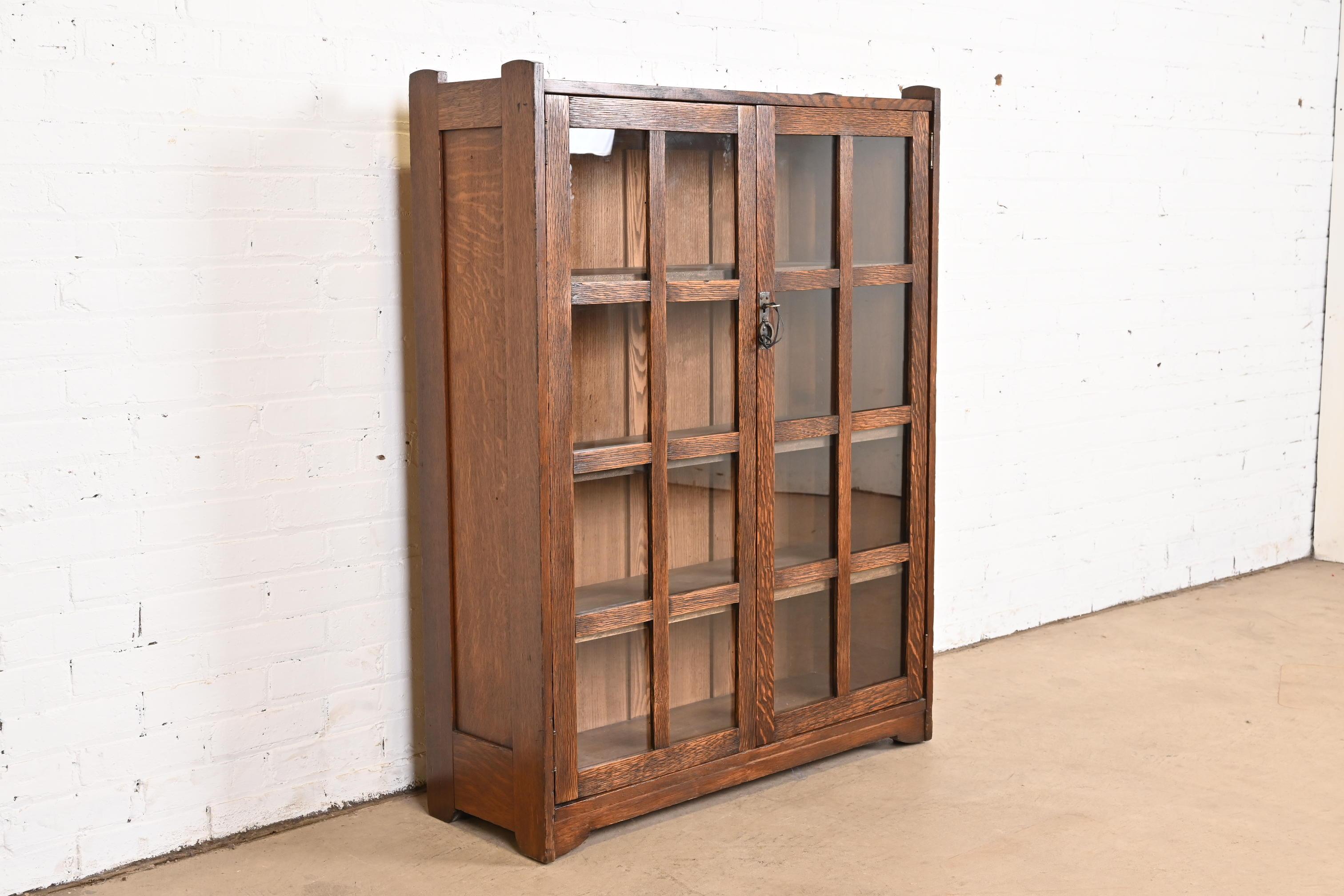 Stickley Brothers Mission Oak Arts and Crafts Bookcase, Circa 1900 In Good Condition For Sale In South Bend, IN