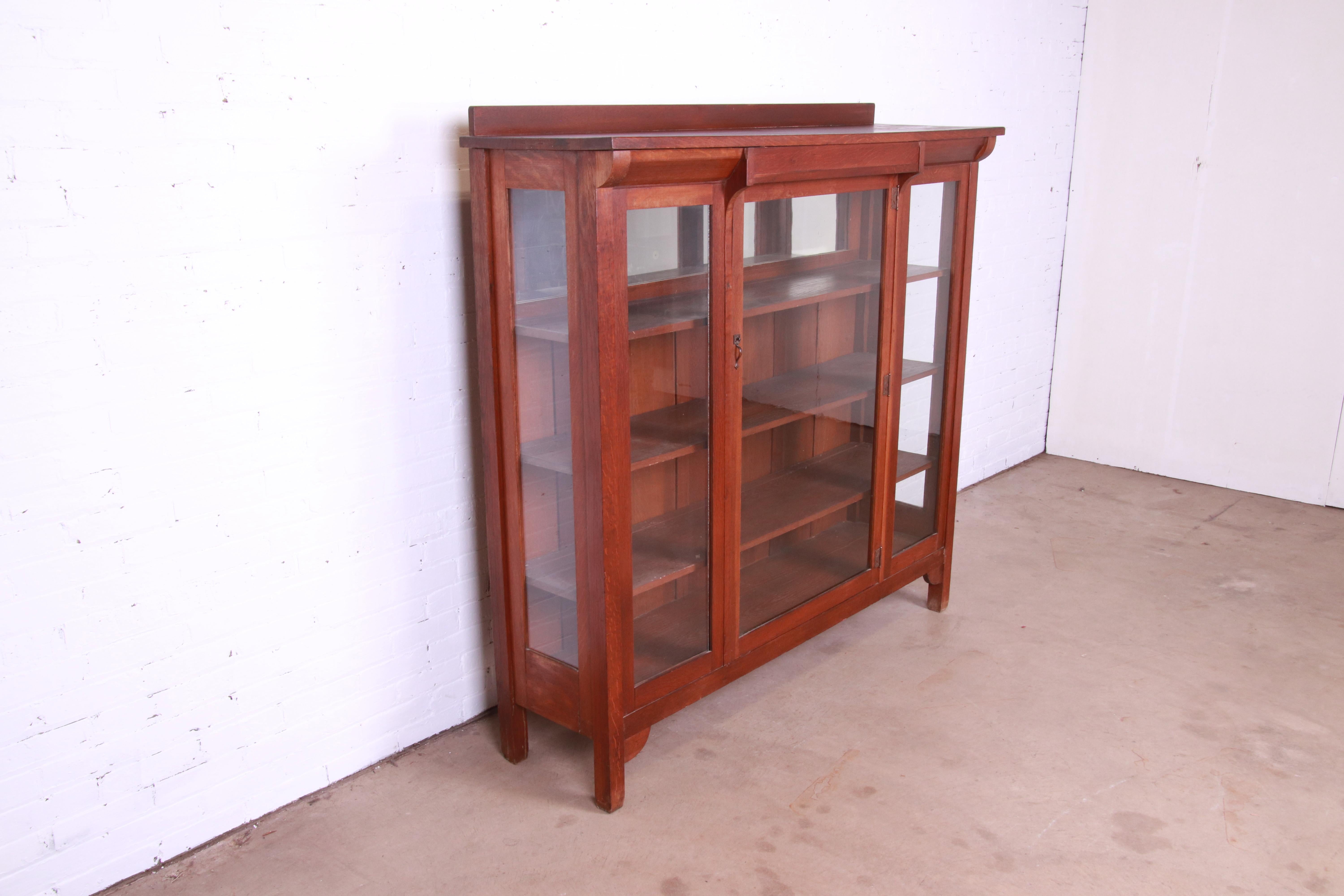 Stickley Brothers Mission Oak Arts and Crafts Bookcase, circa 1900 In Good Condition In South Bend, IN