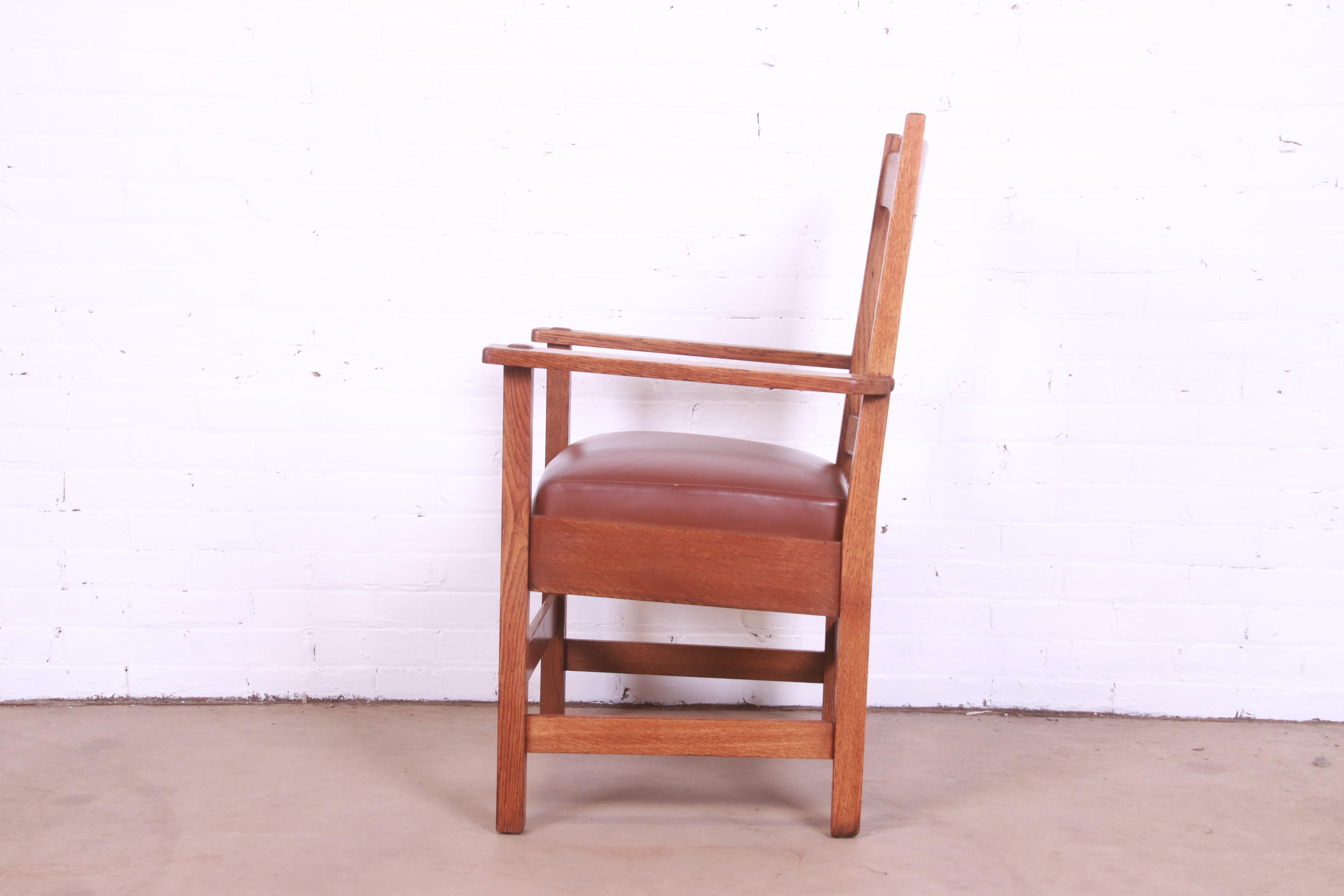 Paire de fauteuils Arts & Crafts Mission en chêne de Stickley Brothers en vente 1
