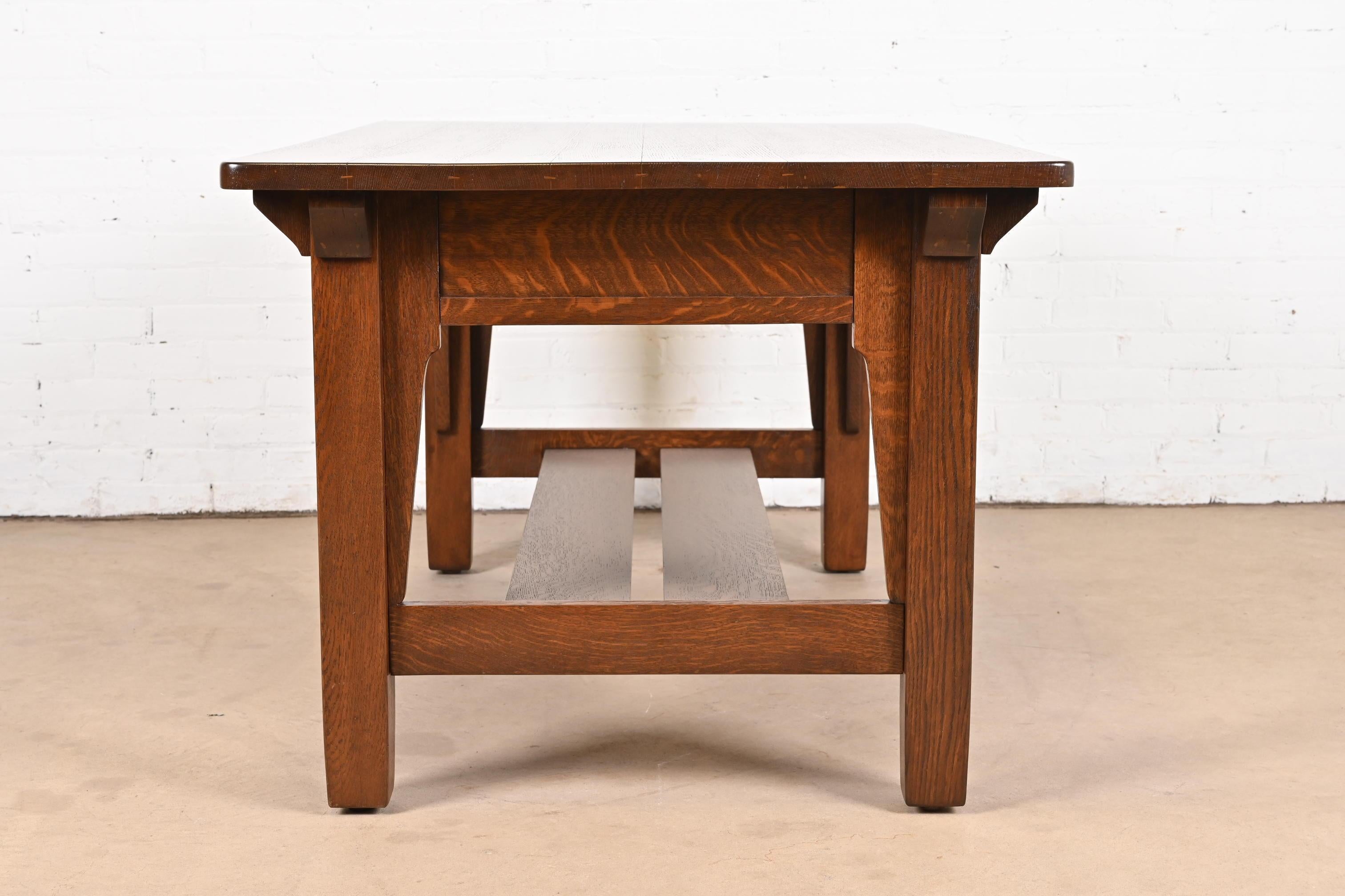 Table de bureau ou de bibliothèque Stickley Brothers Mission en chêne Arts & Crafts, restaurée en vente 7