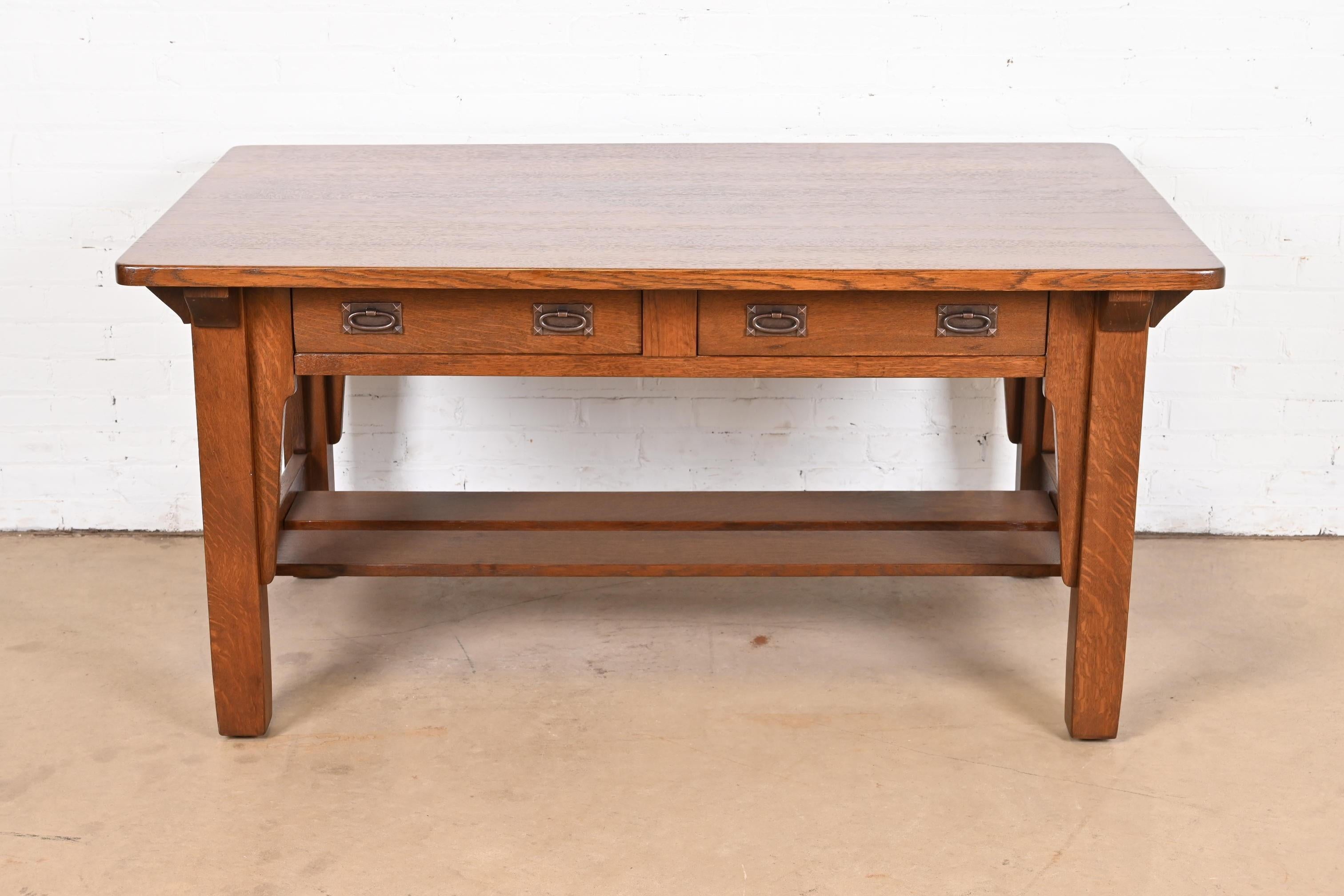 Ein außergewöhnlicher antiker Mission- oder Arts & Crafts-Schreibtisch oder Bibliothekstisch

Von Gebrüder Stickley

USA, ca. 1900

Massive, quartiersgesägte Eiche mit gehämmerten Kupferbeschlägen.

Maße: 60 