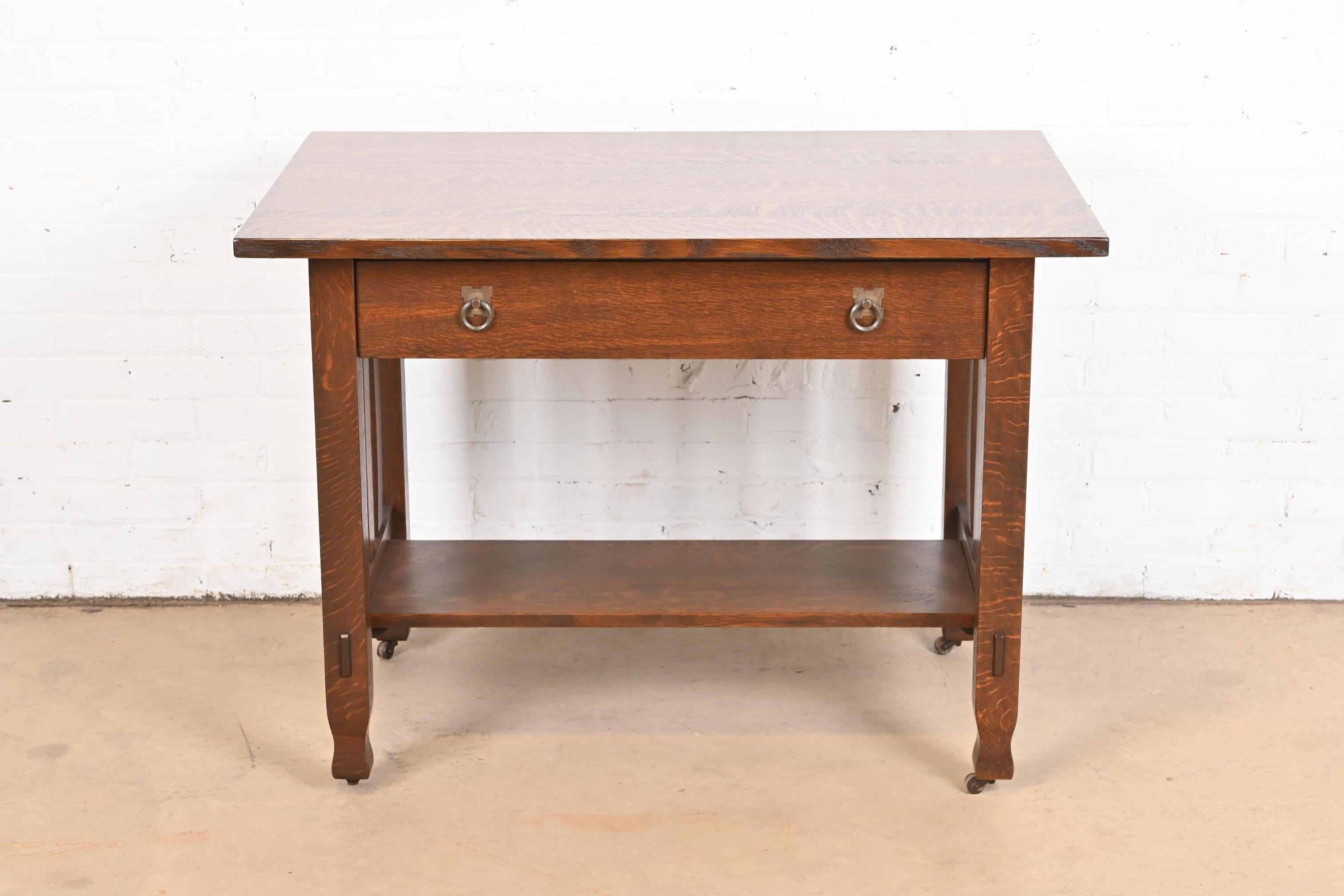 Américain Table de bureau ou de bibliothèque Stickley Brothers Mission en chêne Arts & Crafts, restaurée en vente