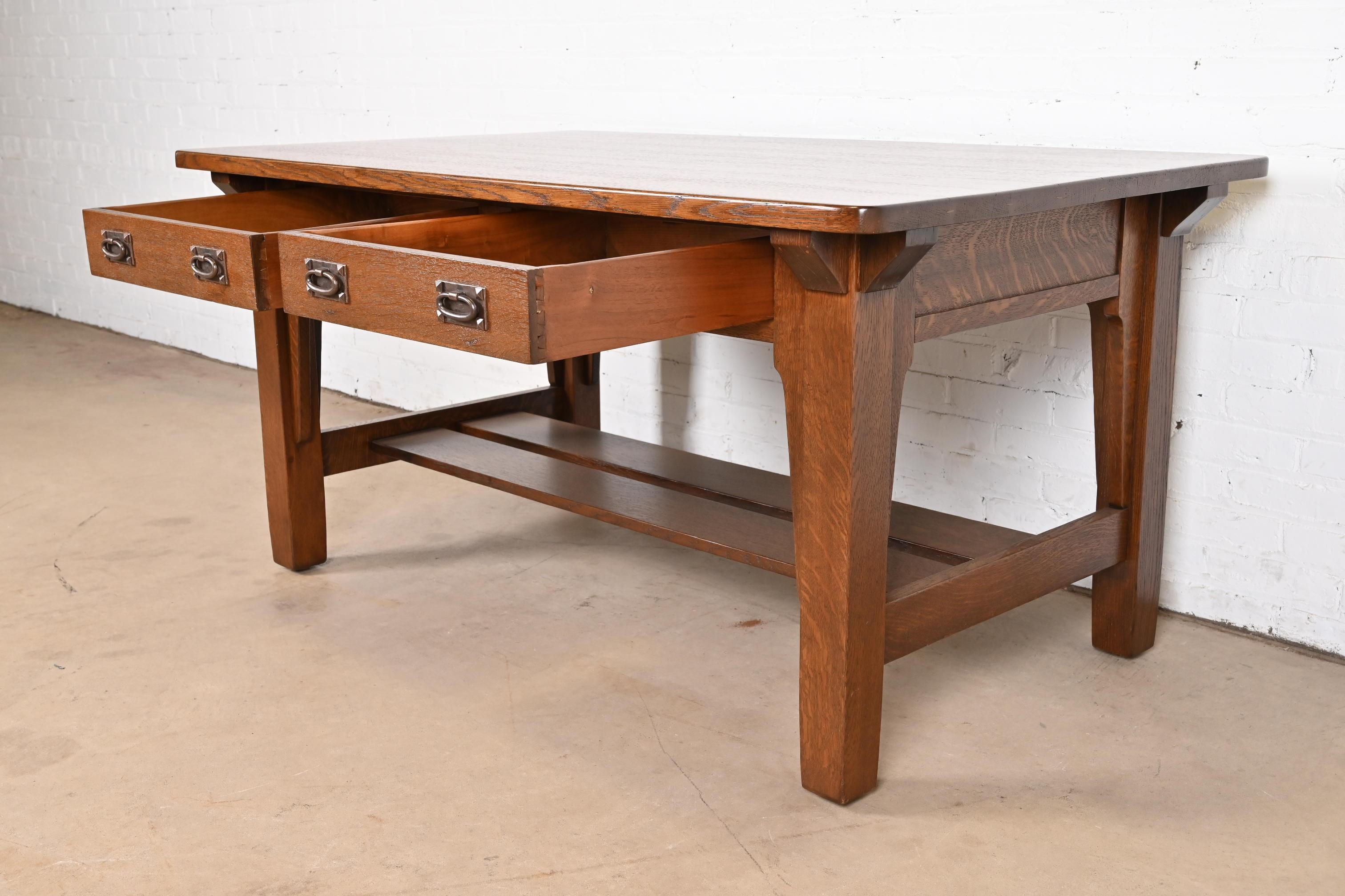 Stickley Brothers Mission Arts & Crafts Schreibtisch oder Bibliothekstisch aus Eiche, restauriert (Kupfer) im Angebot