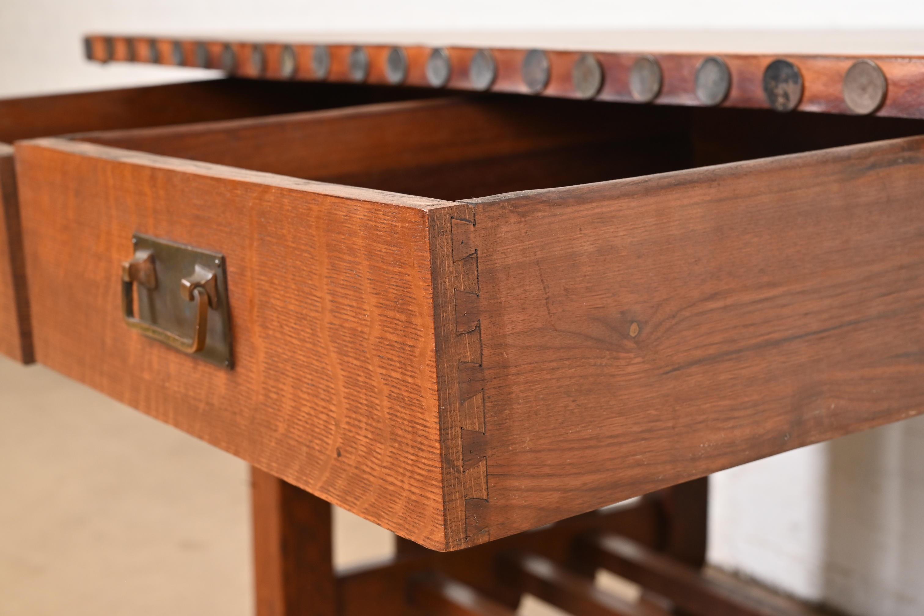 Cuivre Table de bureau ou de bibliothèque Mission en chêne Arts & Crafts avec plateau en cuir Stickley Brothers en vente