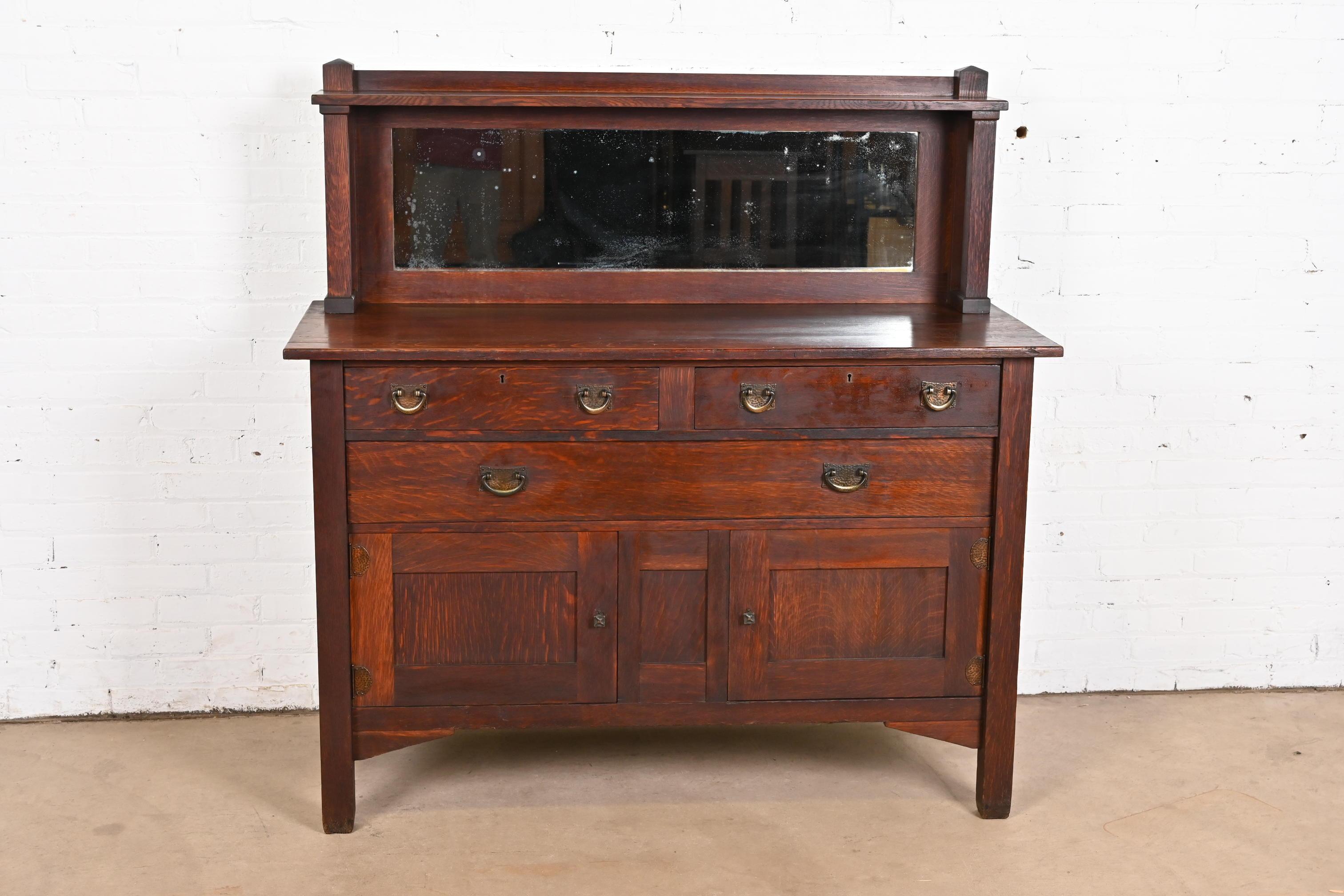 Magnifique buffet, serveur de buffet ou meuble de bar de style Mission ou Arts & Crafts.

Par Stickley Brothers

USA, Circa 1900

Chêne scié sur quartier, avec dosseret en miroir et quincaillerie originale en cuivre martelé.

Mesures : 54 