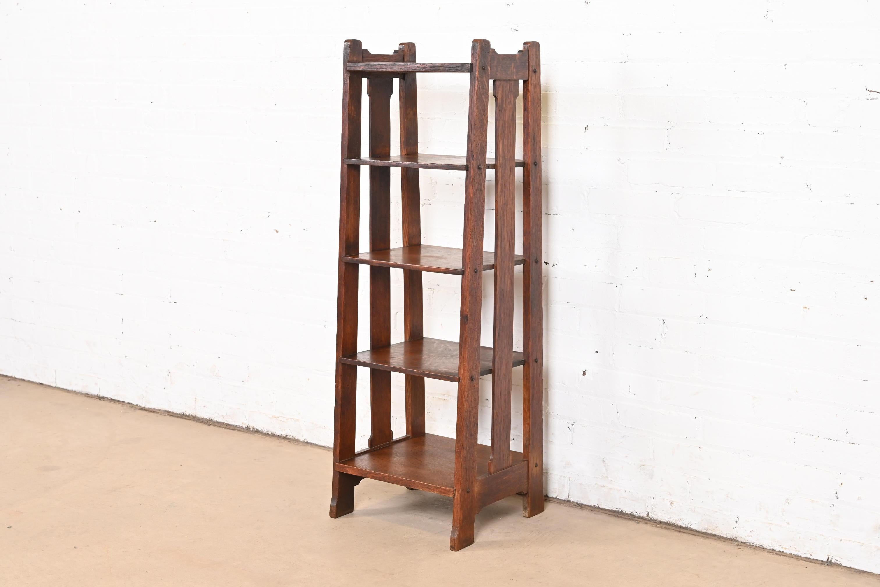 Rara librería o revistero de roble aserrado en cuarto de la época Mission o Arts & Crafts

Por Stickley Brothers

EEUU, circa 1910

Medidas: 14,25