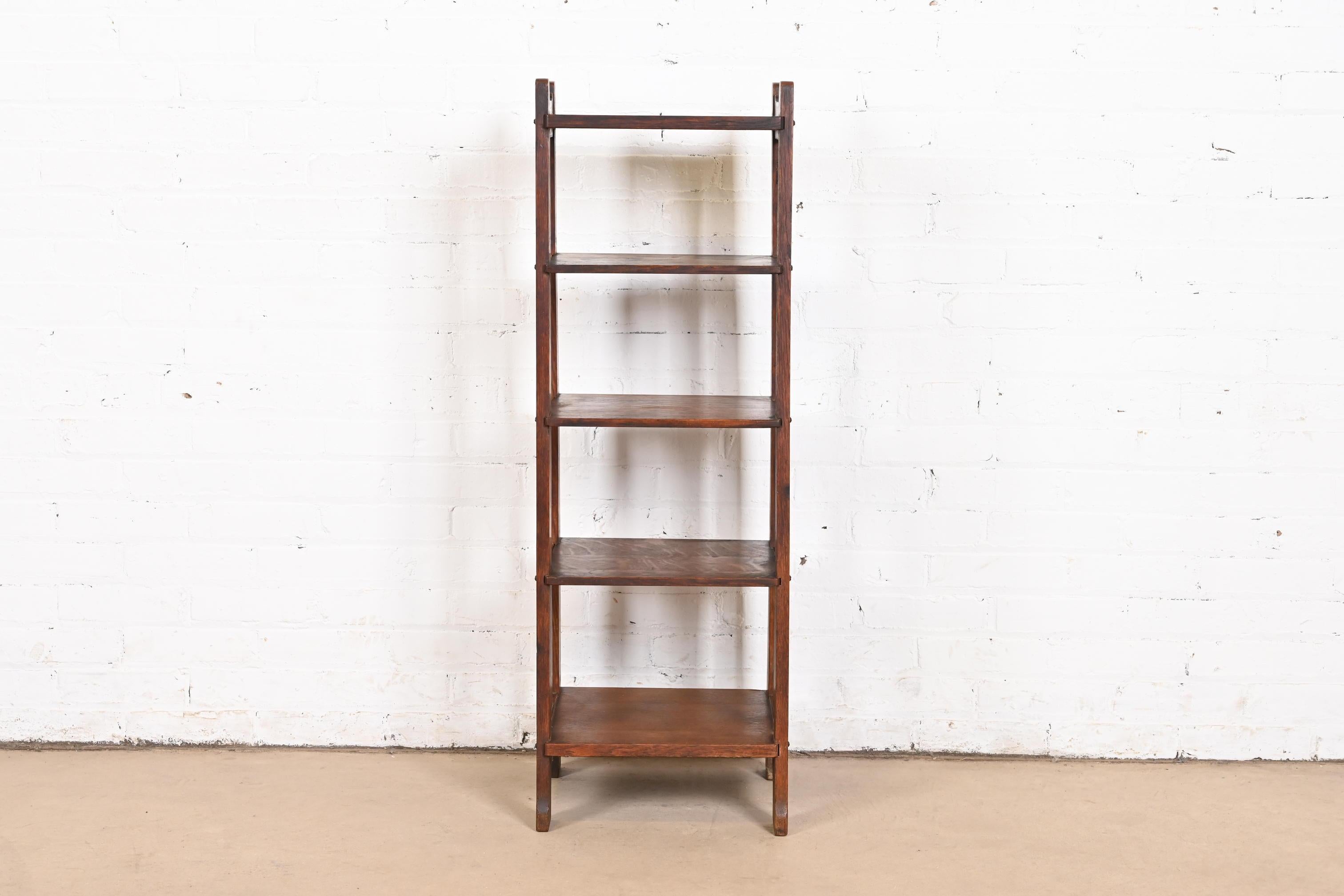 Librería o revistero de listones en Mission Arts & Crafts de Stickley Brothers Oak en Bueno estado para la venta en South Bend, IN
