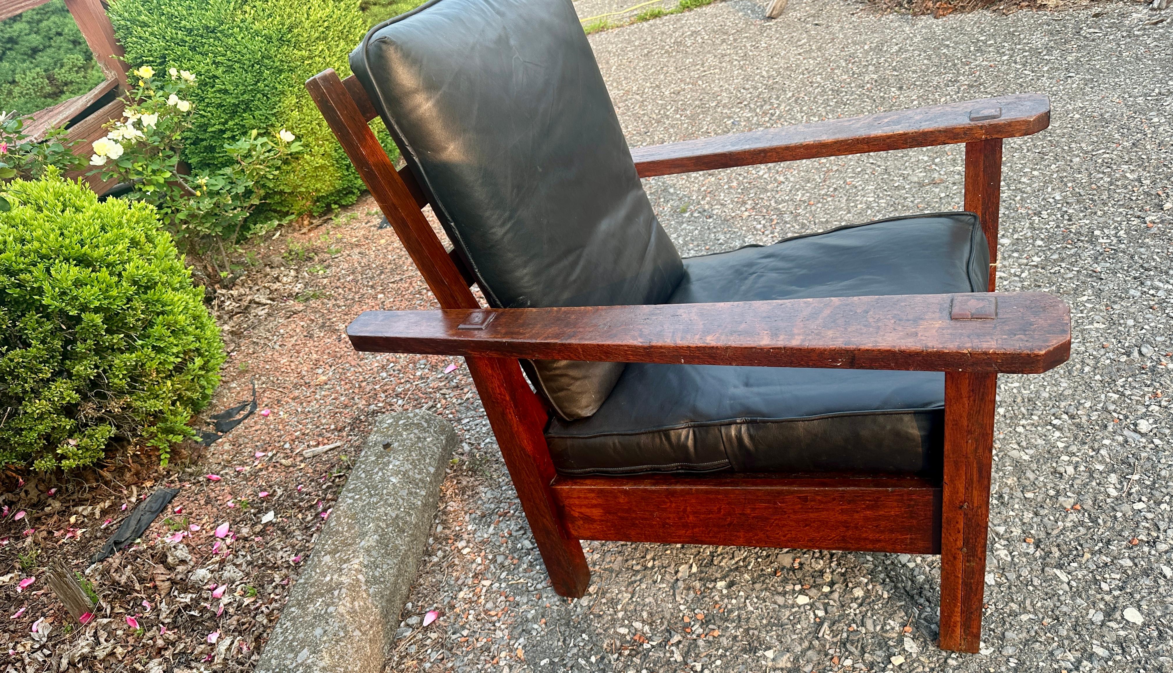 Chaise Morris de Stickley Brothers (Recliner) Model No. 64.  Signé ! - W8029

Il s'agit d'une ancienne chaise Morris de Stickley Brothers (modèle #64) datant de 1910 et en bon état.  Les quatre (4) goupilles arrière sont d'origine (rare). Il y a un
