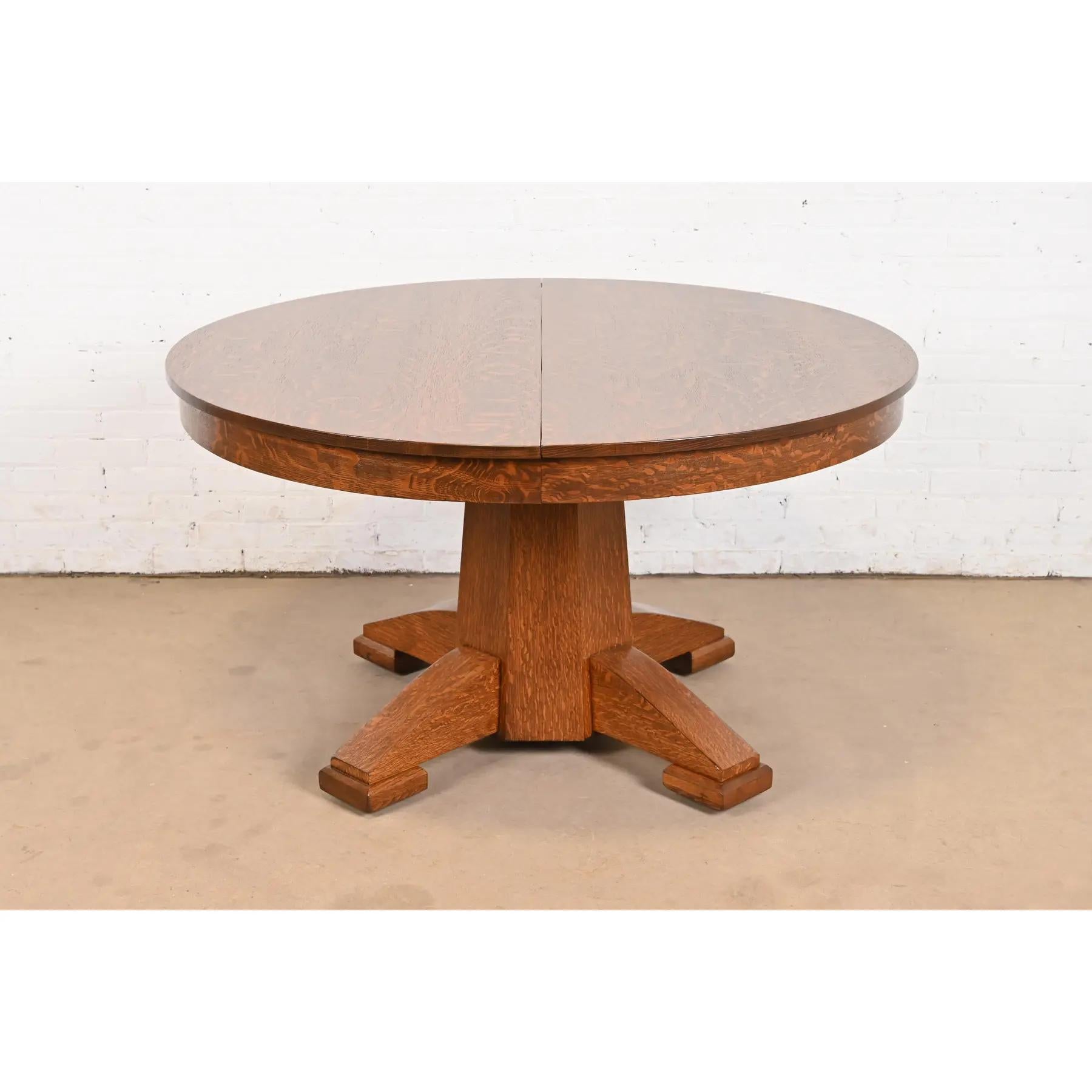 Exceptionnelle table de salle à manger d'époque Mission ou Arts & Crafts en chêne scié en quart, à pied.

À la manière de Stickley Brothers

USA, Circa 1900

Dimensions : 52 