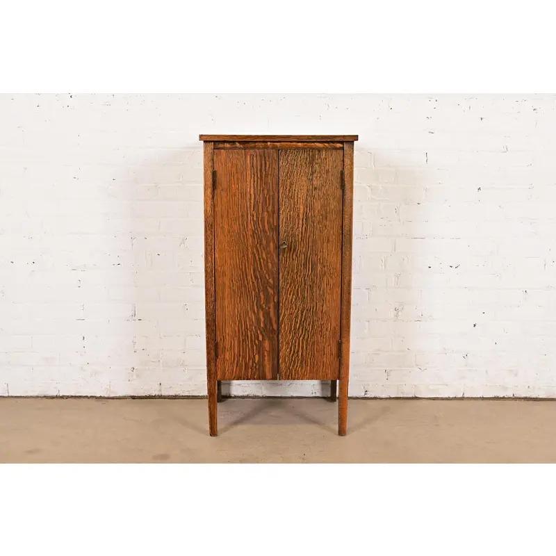 Un bellissimo mobile da musica o da bar in rovere tigrato di epoca Mission o Arts & Crafts

Alla maniera di Stickley Brothers

USA, circa 1900

Misure: 21