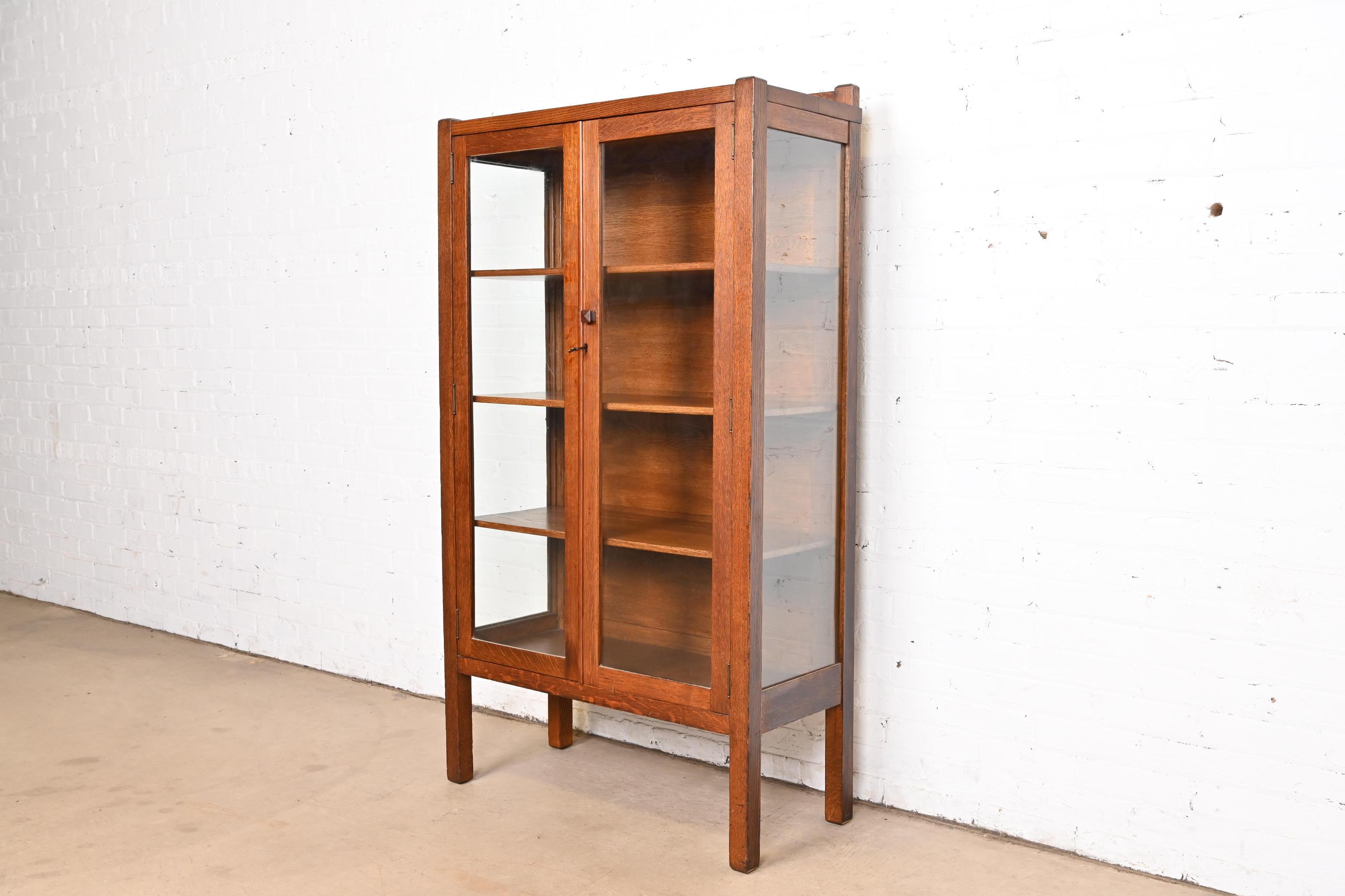 Stickley Brothers Style Antique Mission Oak Arts and Crafts Bookcase Cabinet In Good Condition In South Bend, IN