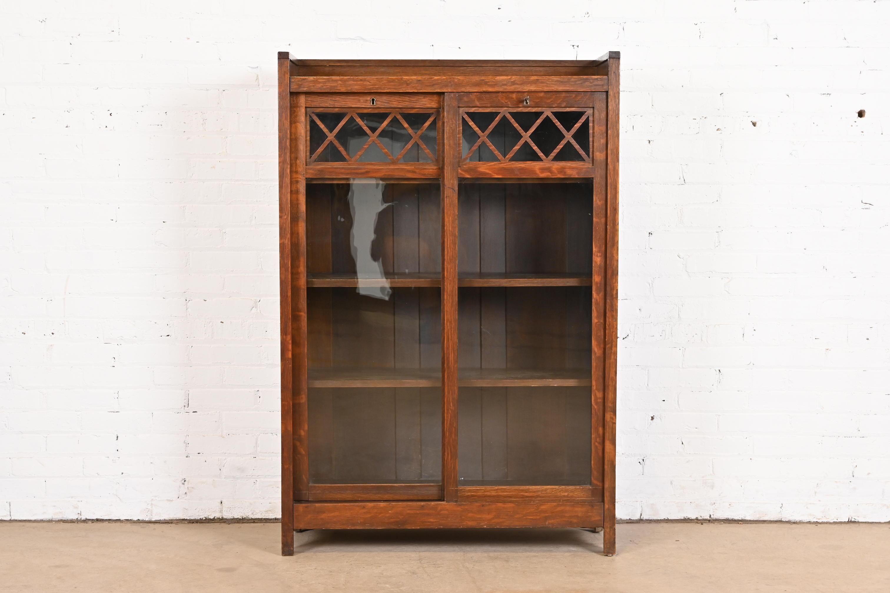 Stickley Brothers Style Antique Mission Oak Arts and Crafts Bookcase, Circa 1900 In Good Condition In South Bend, IN