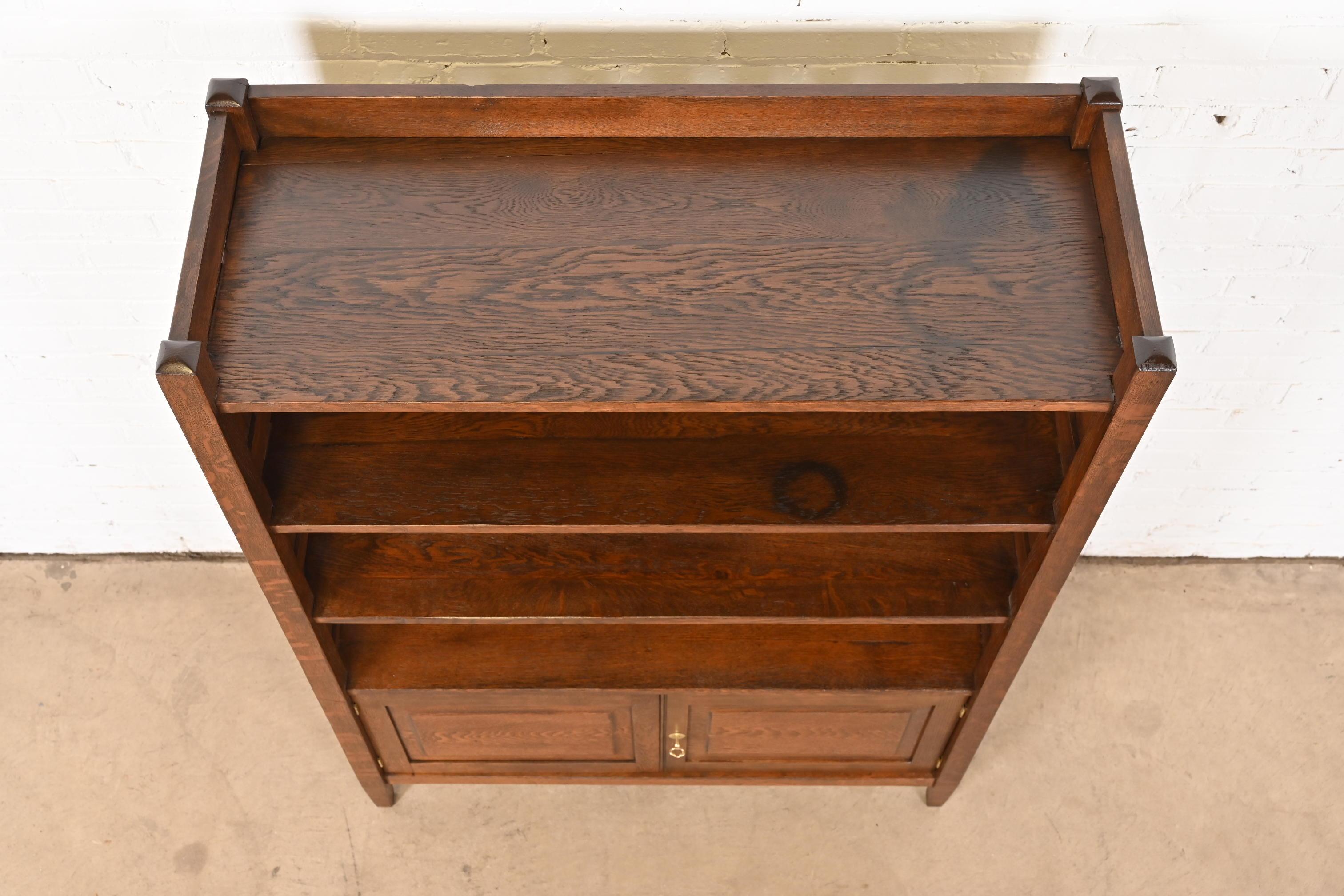 Stickley Brothers Style Antique Mission Oak Arts & Crafts Bookcase, Refinished In Good Condition For Sale In South Bend, IN