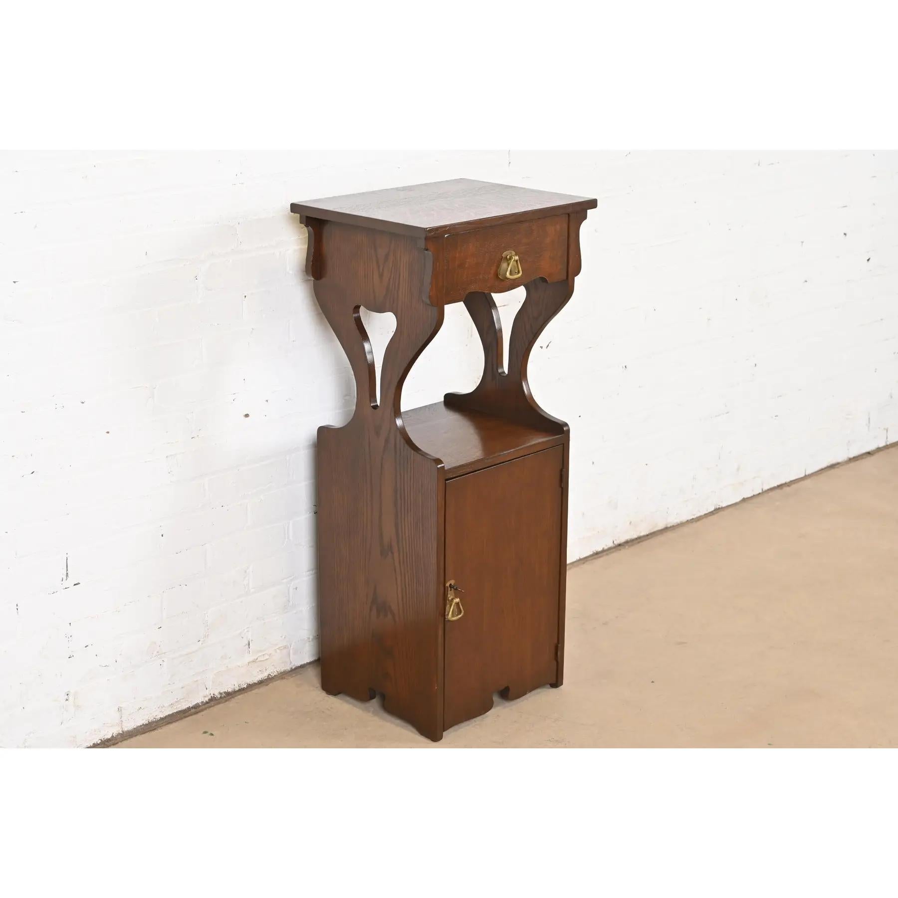 Un bellissimo mobile bar o porta affumicatore in quercia Mission Arts & Crafts

Alla maniera di Stickley Brothers

Da Grand Rapids Chair Co.

USA, circa 1910

Misure: 18 