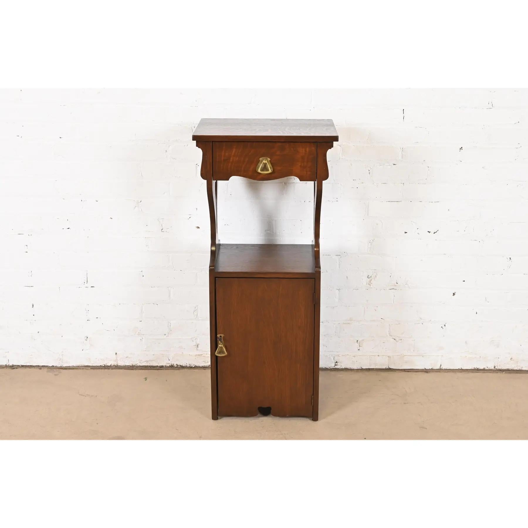 Cellaretto antico in stile Stickley Brothers, Mission Arts & Crafts, circa 1910 In condizioni buone in vendita a South Bend, IN