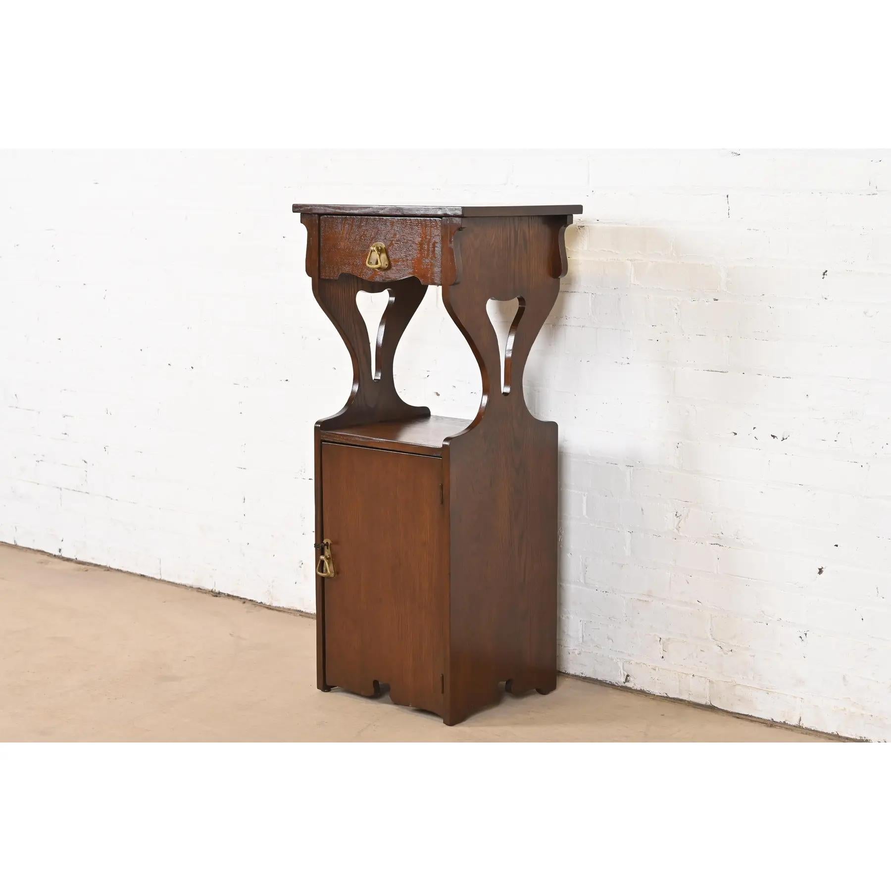 Inizio XX secolo Cellaretto antico in stile Stickley Brothers, Mission Arts & Crafts, circa 1910 in vendita