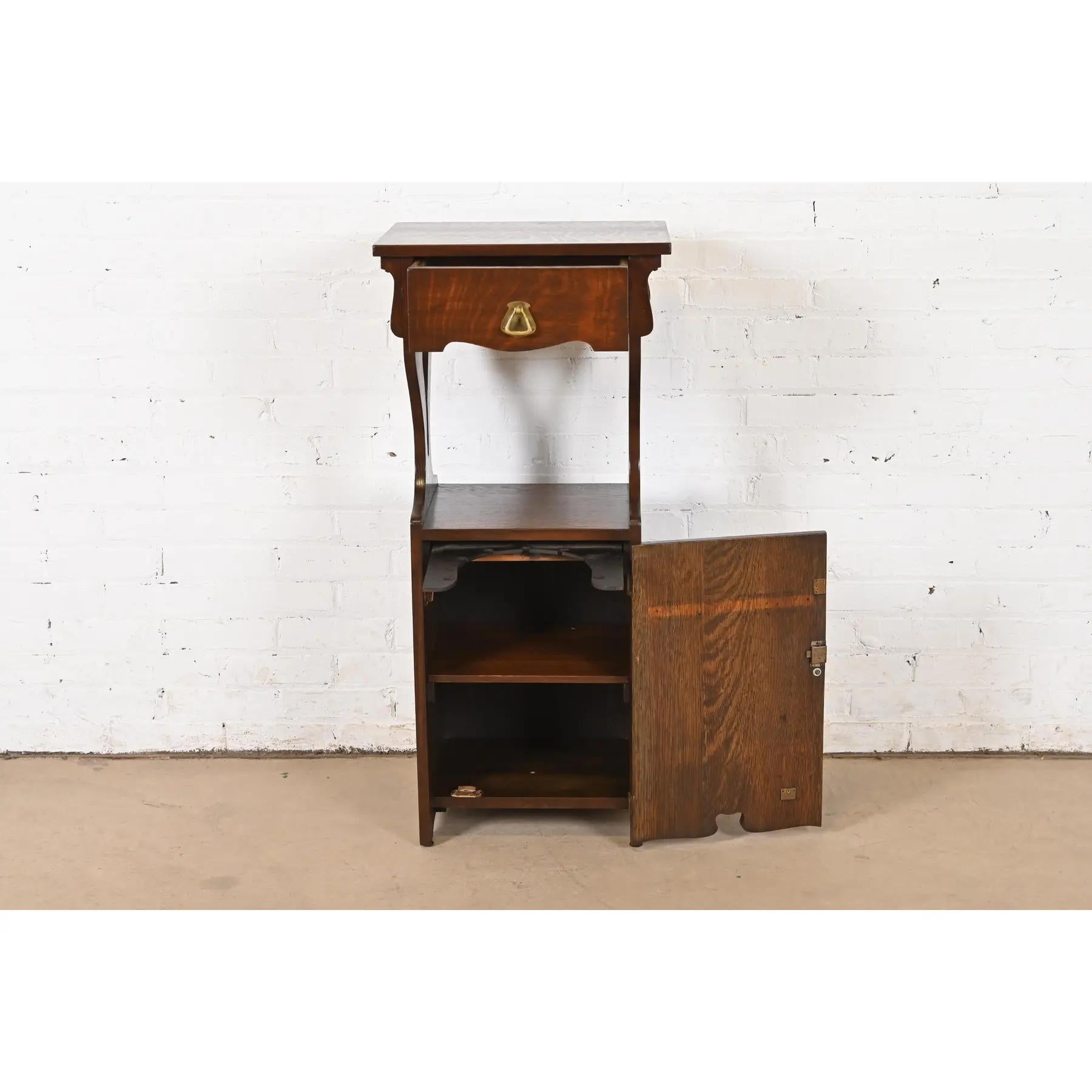 Ottone Cellaretto antico in stile Stickley Brothers, Mission Arts & Crafts, circa 1910 in vendita