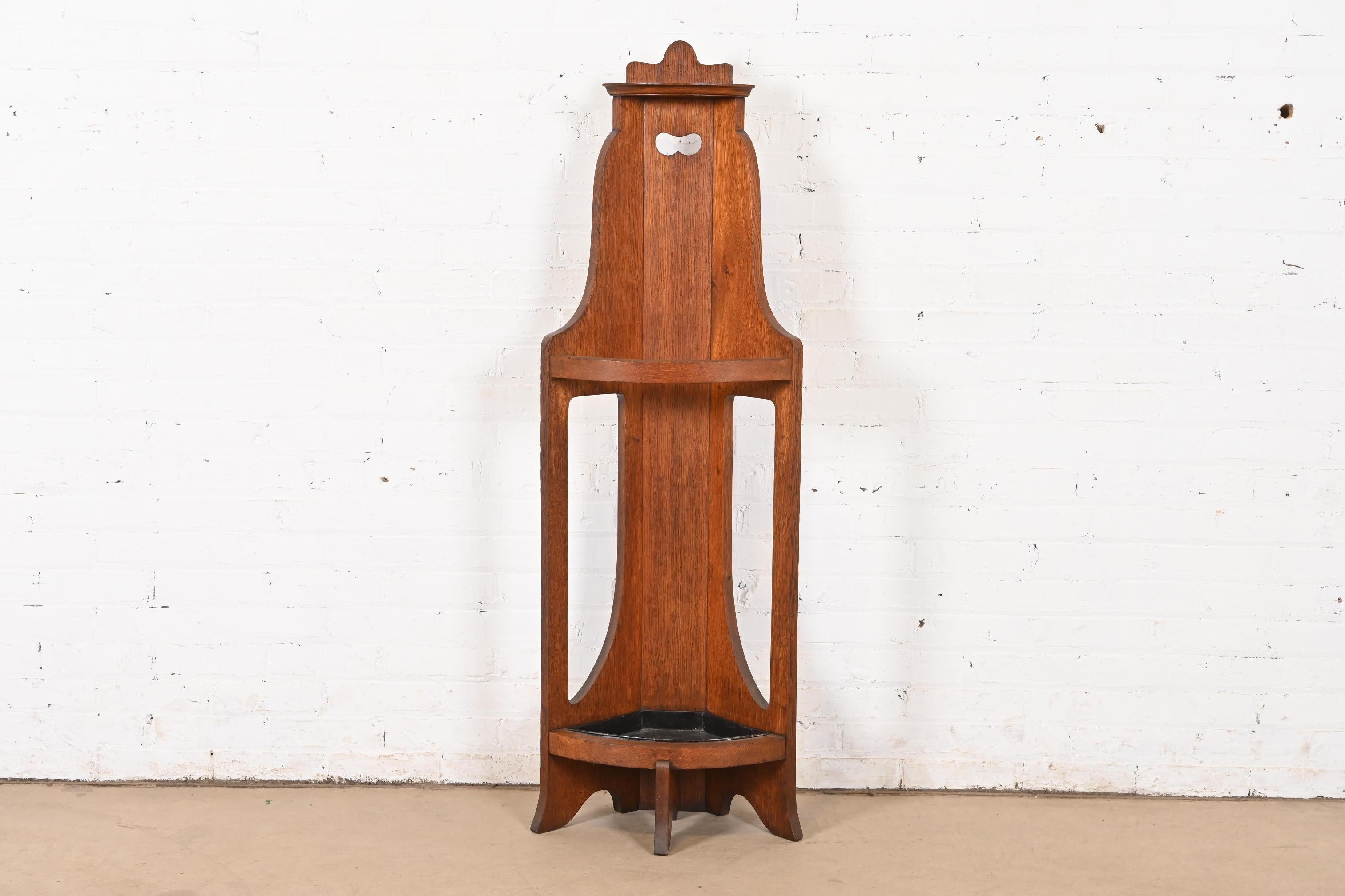 Exceptionnel porte-parapluie d'angle en chêne quart de scie d'époque Mission ou Arts & Crafts.

À la manière de Stickley Brothers

USA, Circa 1900

Dimensions : 18,75 