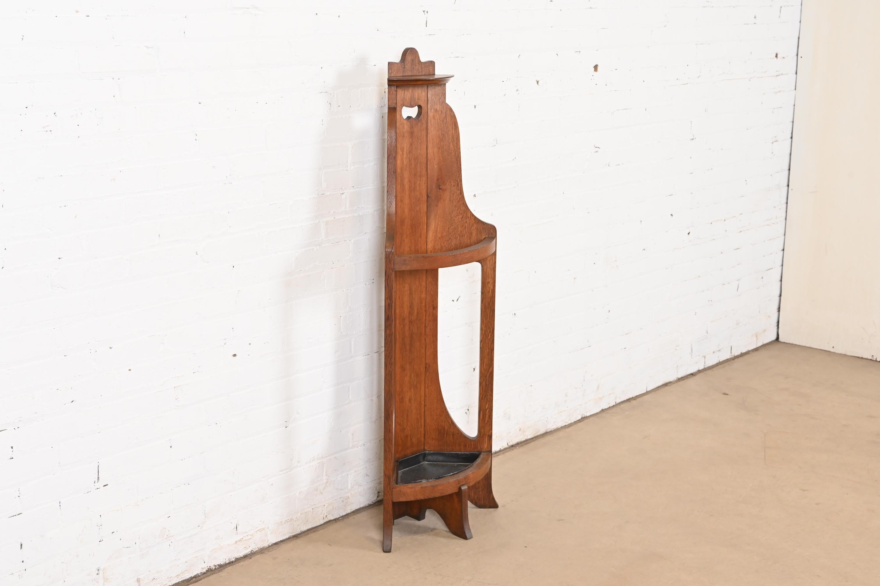 Stickley Brothers Style Antique Mission Arts & Craft Oak Corner Umbrella Stand Bon état - En vente à South Bend, IN