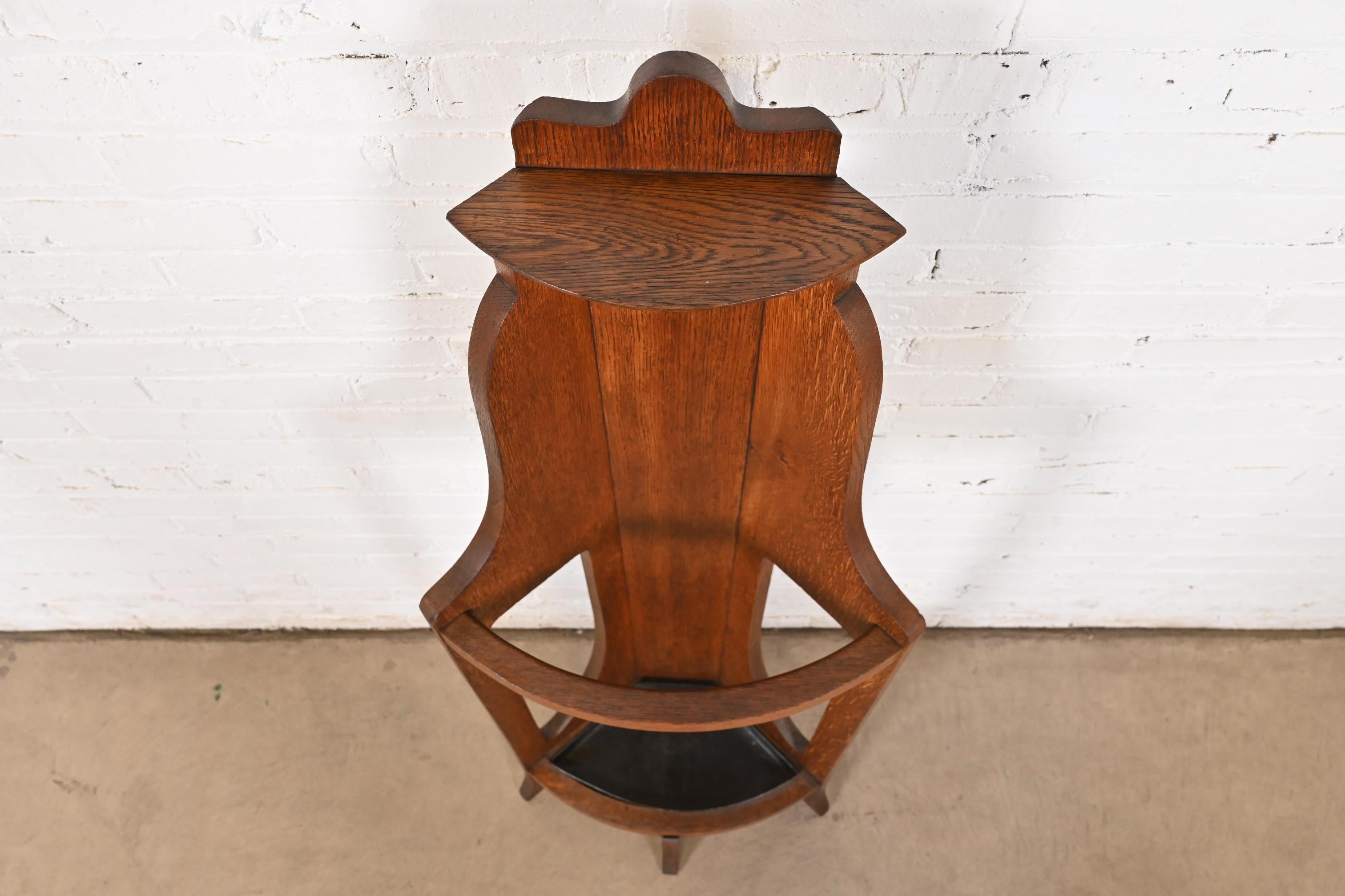 20ième siècle Stickley Brothers Style Antique Mission Arts & Craft Oak Corner Umbrella Stand en vente