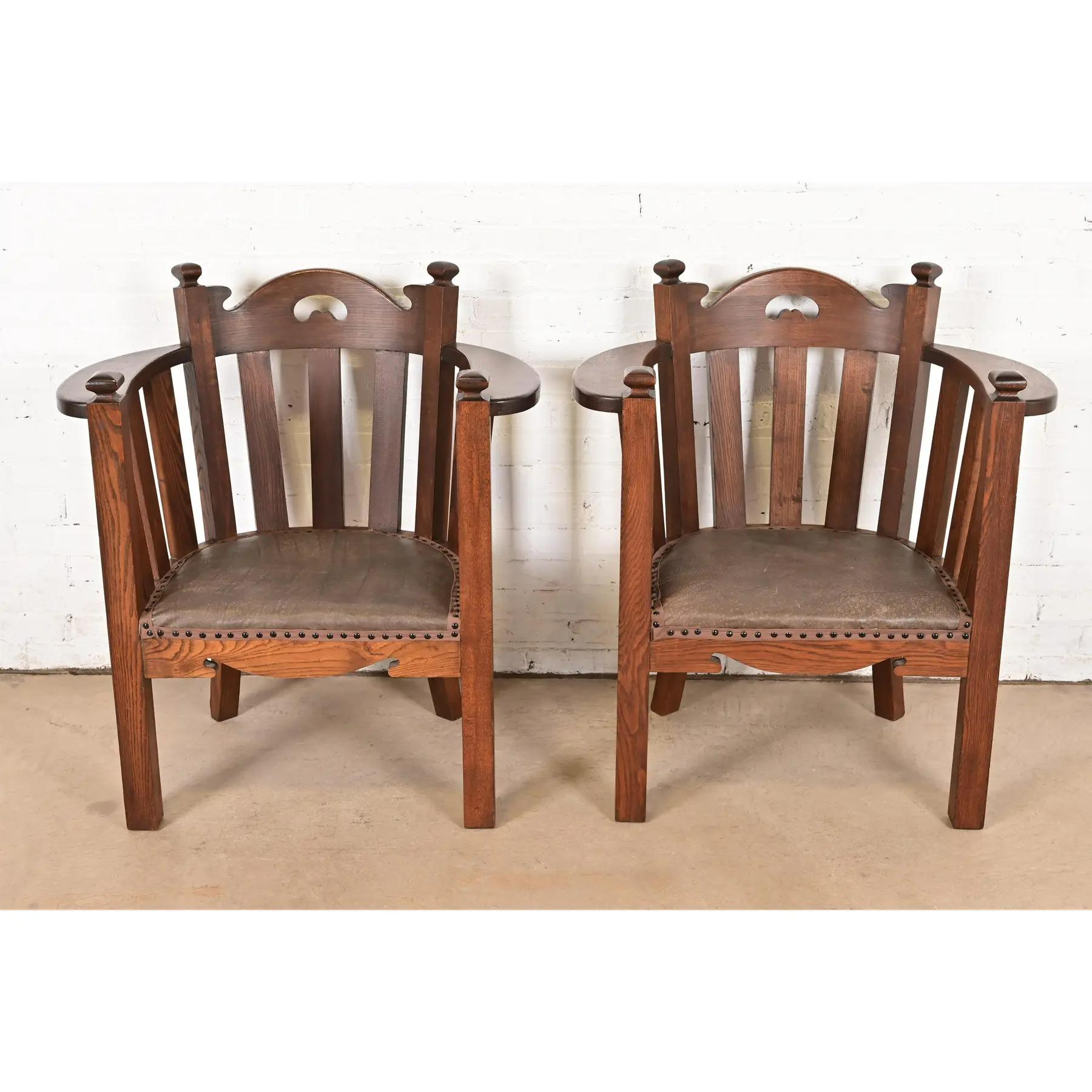 A gorgeous pair of antique Mission or Arts & Crafts period cube club chairs or armchairs

In the manner of Stickley Brothers 

USA, Circa 1900

Solid oak frames, with upholstered seats.

Each measures: 32.75