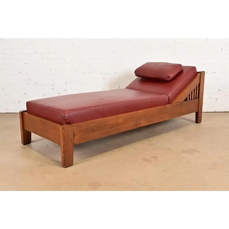 Ein wunderschönes antikes Daybed oder Chaiselongue aus der Zeit der Mission oder des Arts & Crafts

Nach dem Vorbild der Gebrüder Stickley

USA, Anfang 20. Jahrhundert

Massiver Eichenholzrahmen mit burgunderfarbener Lederpolsterung.

Maße: 76 