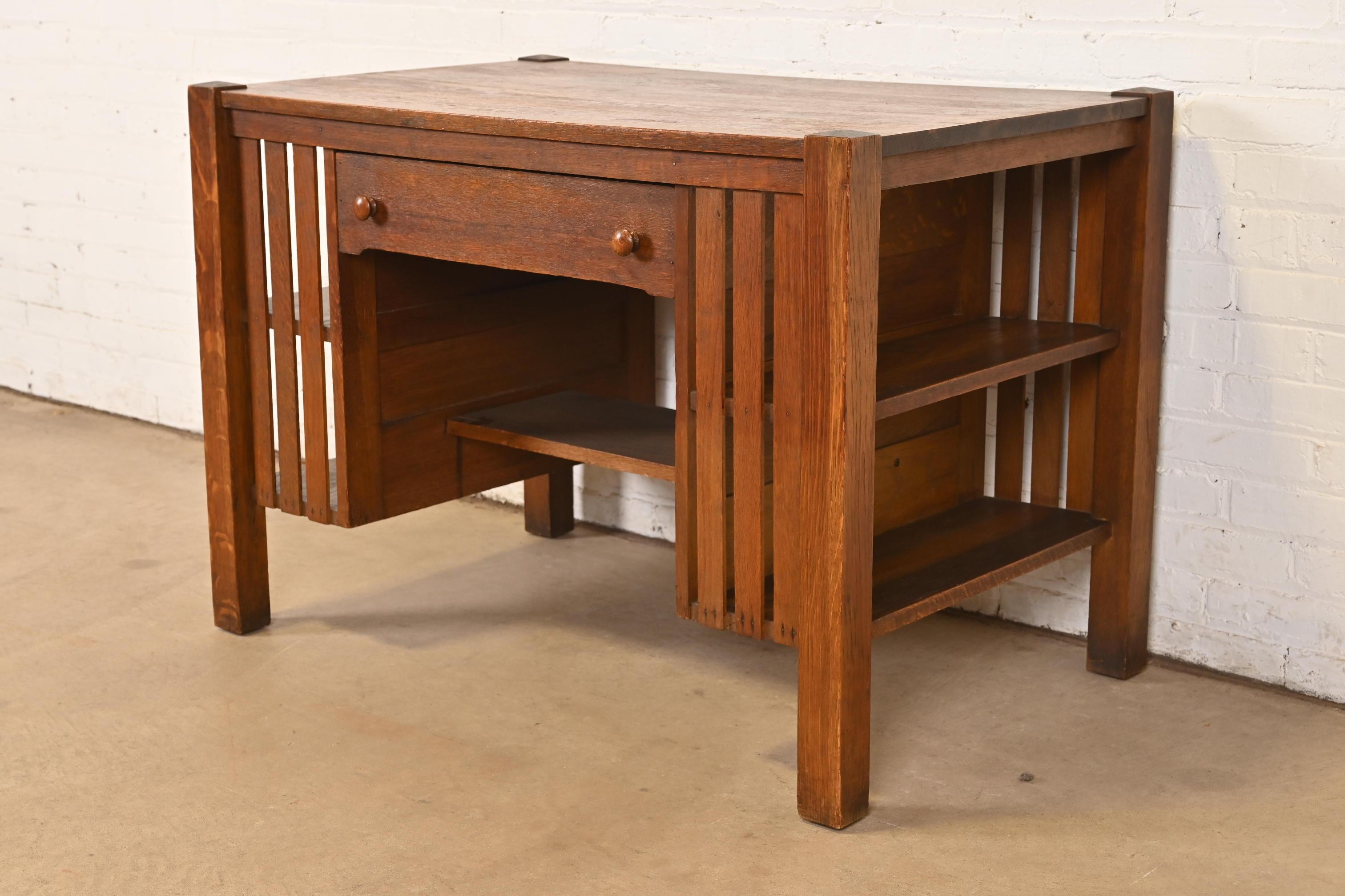 Ein wunderschöner antiker Schreibtisch oder Bibliothekstisch aus Eiche im Missions- oder Arts & Crafts-Stil mit eingebauten Bücherregalen

Nach dem Vorbild der Gebrüder Stickley

USA, ca. 1900

Maße: 42,5 