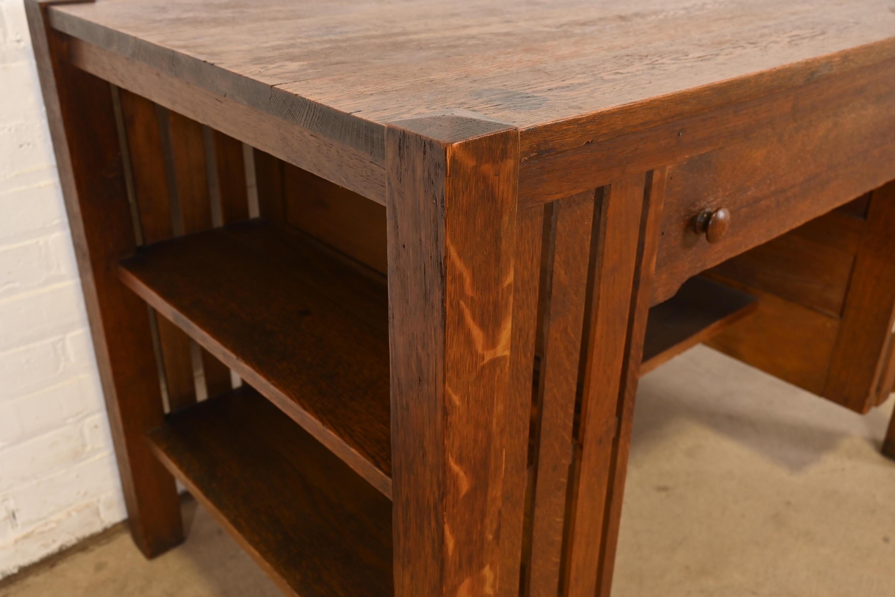 Stickley Brothers Style Antiker Mission Arts & Crafts-Schreibtisch, CIRCA 1900 (Eichenholz) im Angebot