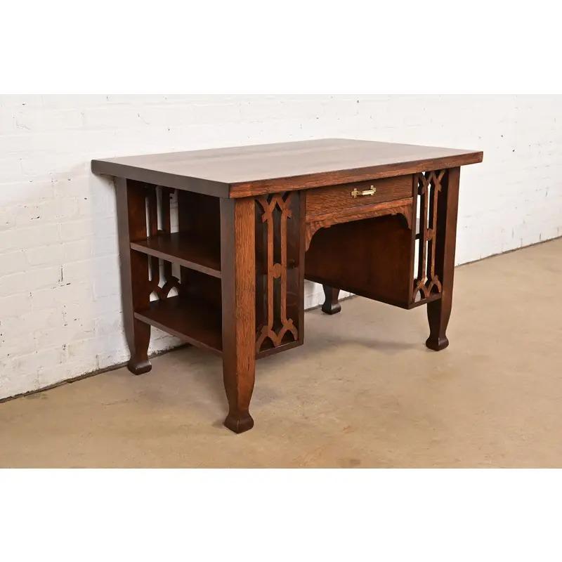 Scrivania Mission Arts & Crafts di Stickley Brothers in stile Oak, appena rifinita In condizioni buone in vendita a South Bend, IN