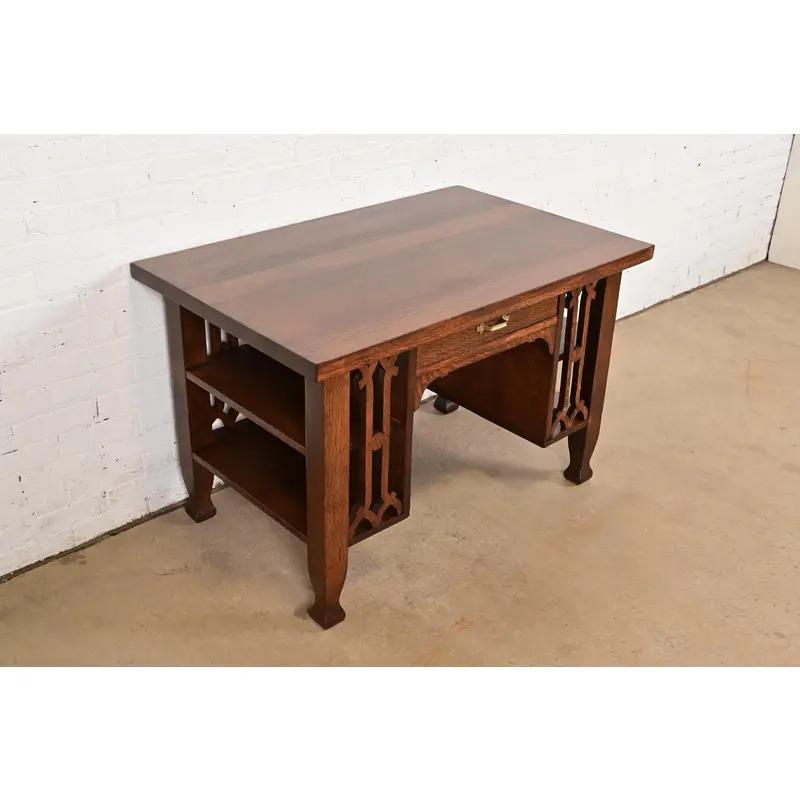 XIX secolo Scrivania Mission Arts & Crafts di Stickley Brothers in stile Oak, appena rifinita in vendita