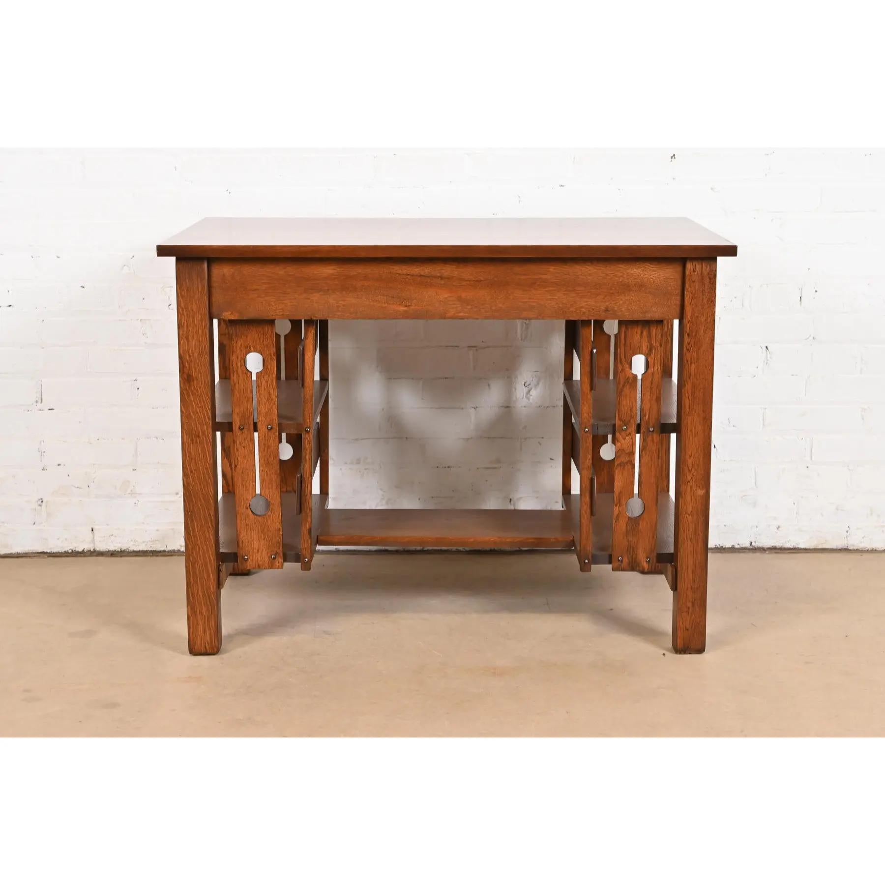 Bureau Mission en chêne de style Stickley Brothers, récemment restauré en vente 6
