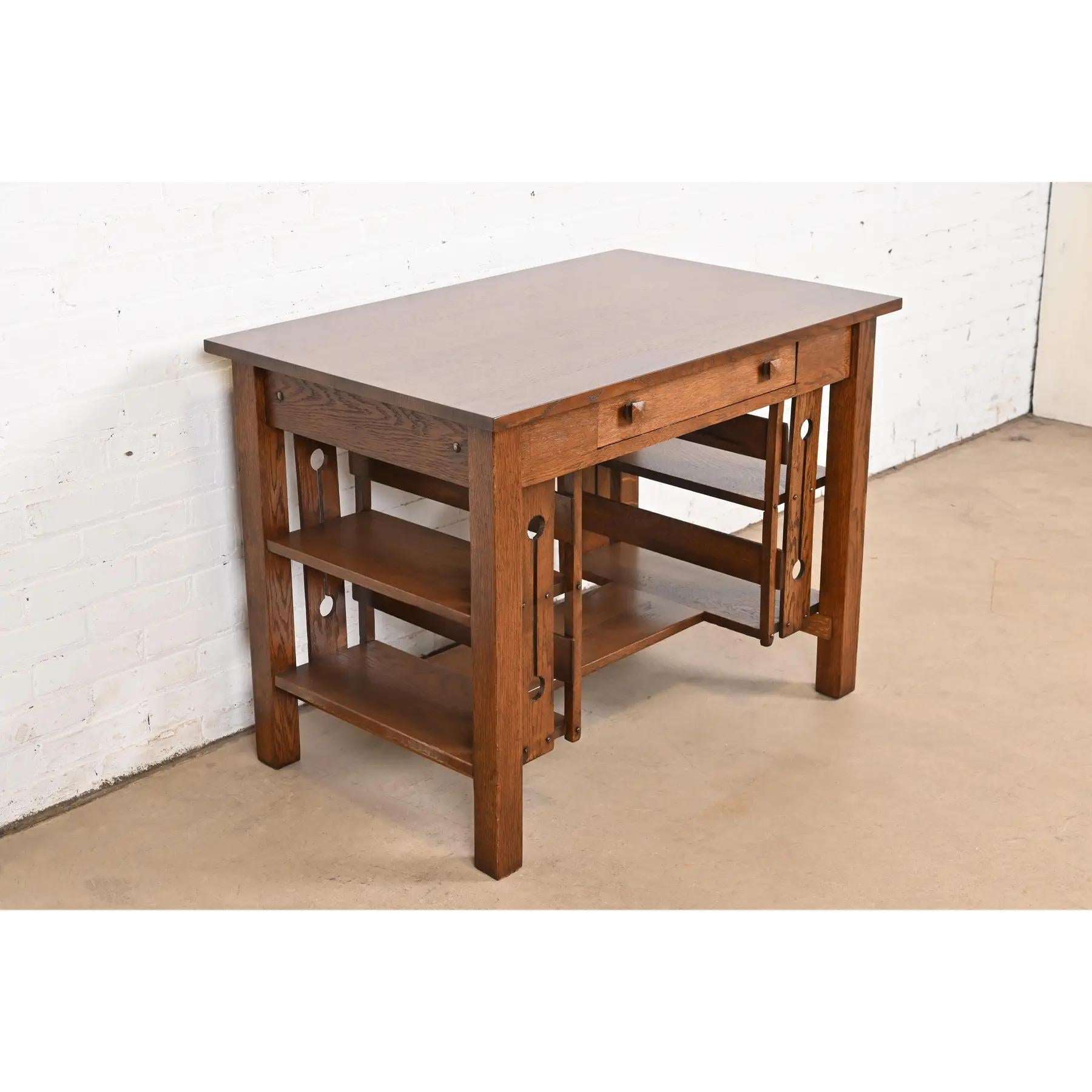 Exceptionnel bureau ou table de bibliothèque d'époque Mission ou Arts & Crafts avec bibliothèques intégrées.

À la manière de Stickley Brothers

USA, Circa 1900

Dimensions : 40 