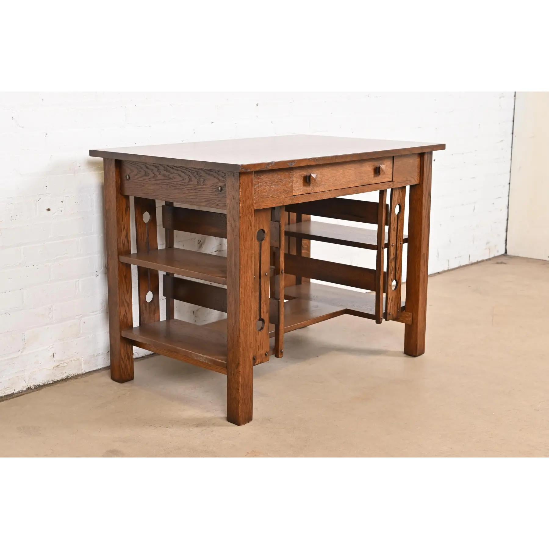 Américain Bureau Mission en chêne de style Stickley Brothers, récemment restauré en vente