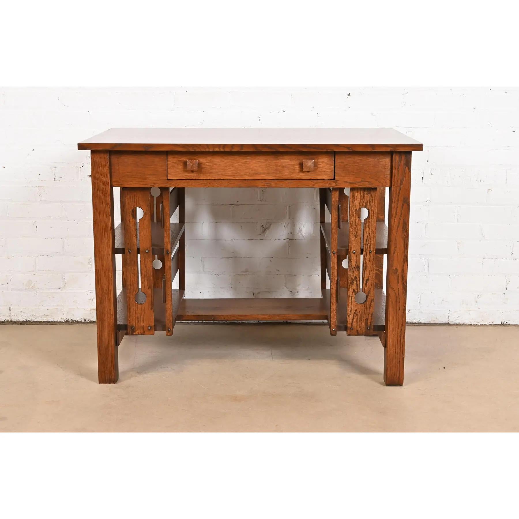 Bureau Mission en chêne de style Stickley Brothers, récemment restauré Bon état - En vente à South Bend, IN