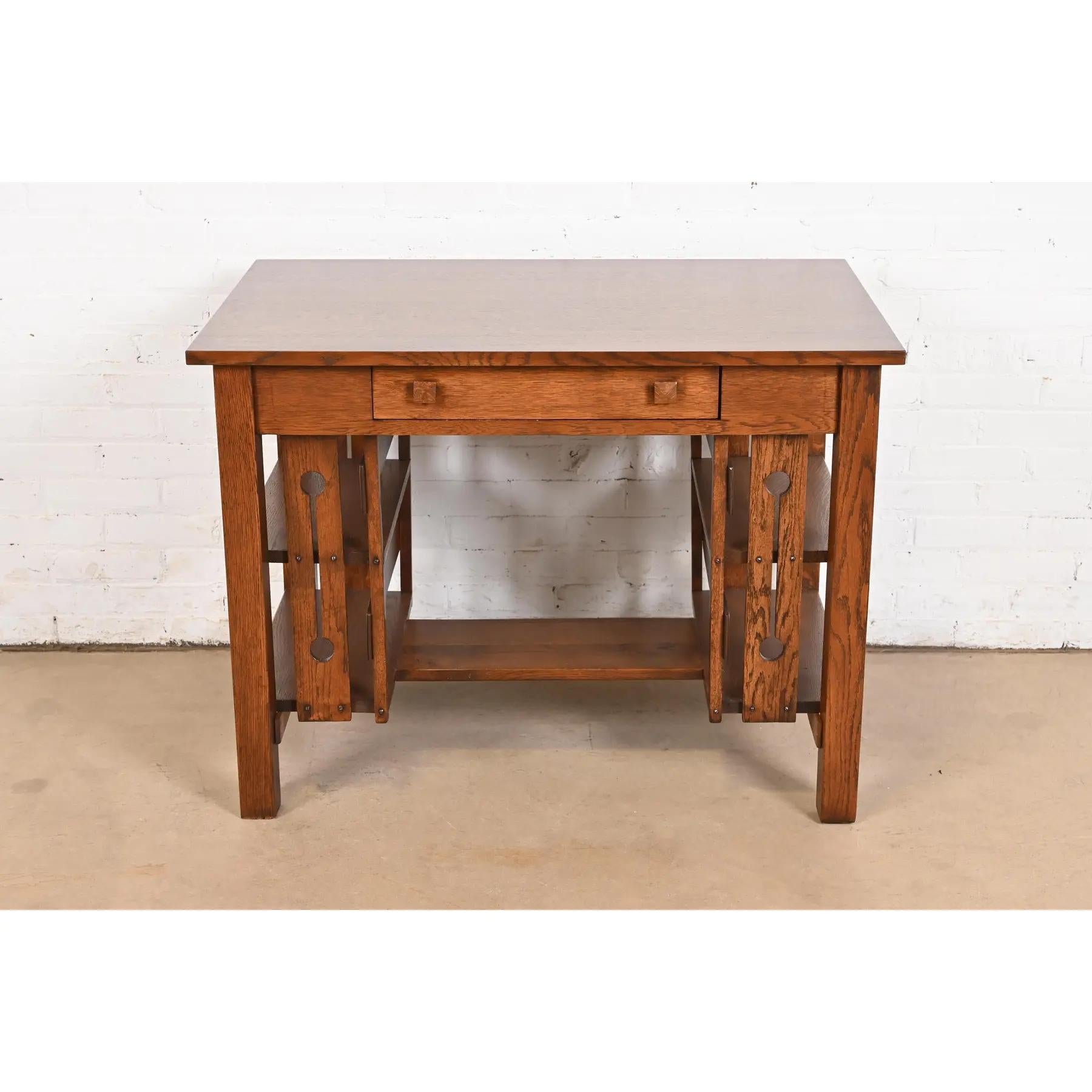 Début du 20ème siècle Bureau Mission en chêne de style Stickley Brothers, récemment restauré en vente