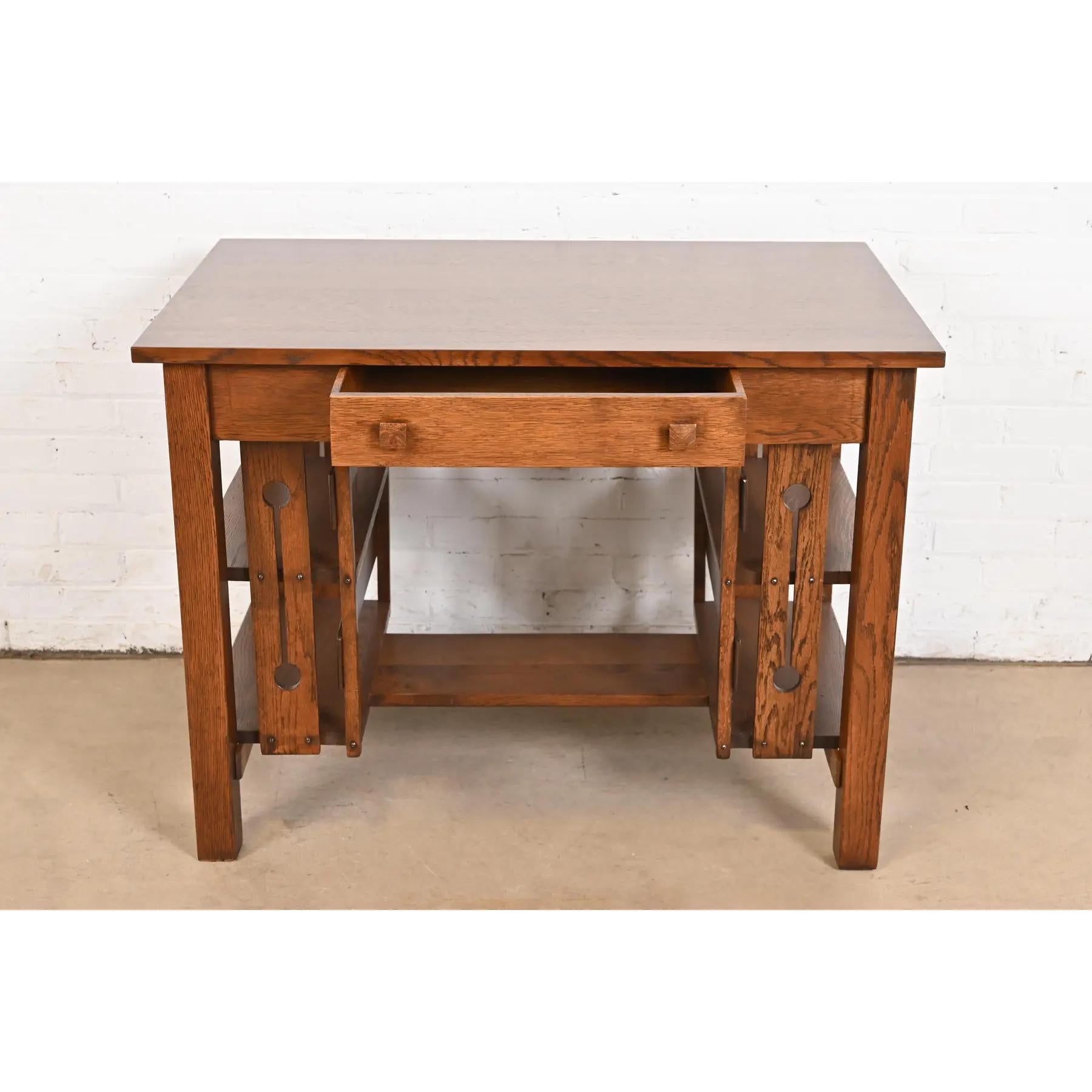 Chêne Bureau Mission en chêne de style Stickley Brothers, récemment restauré en vente