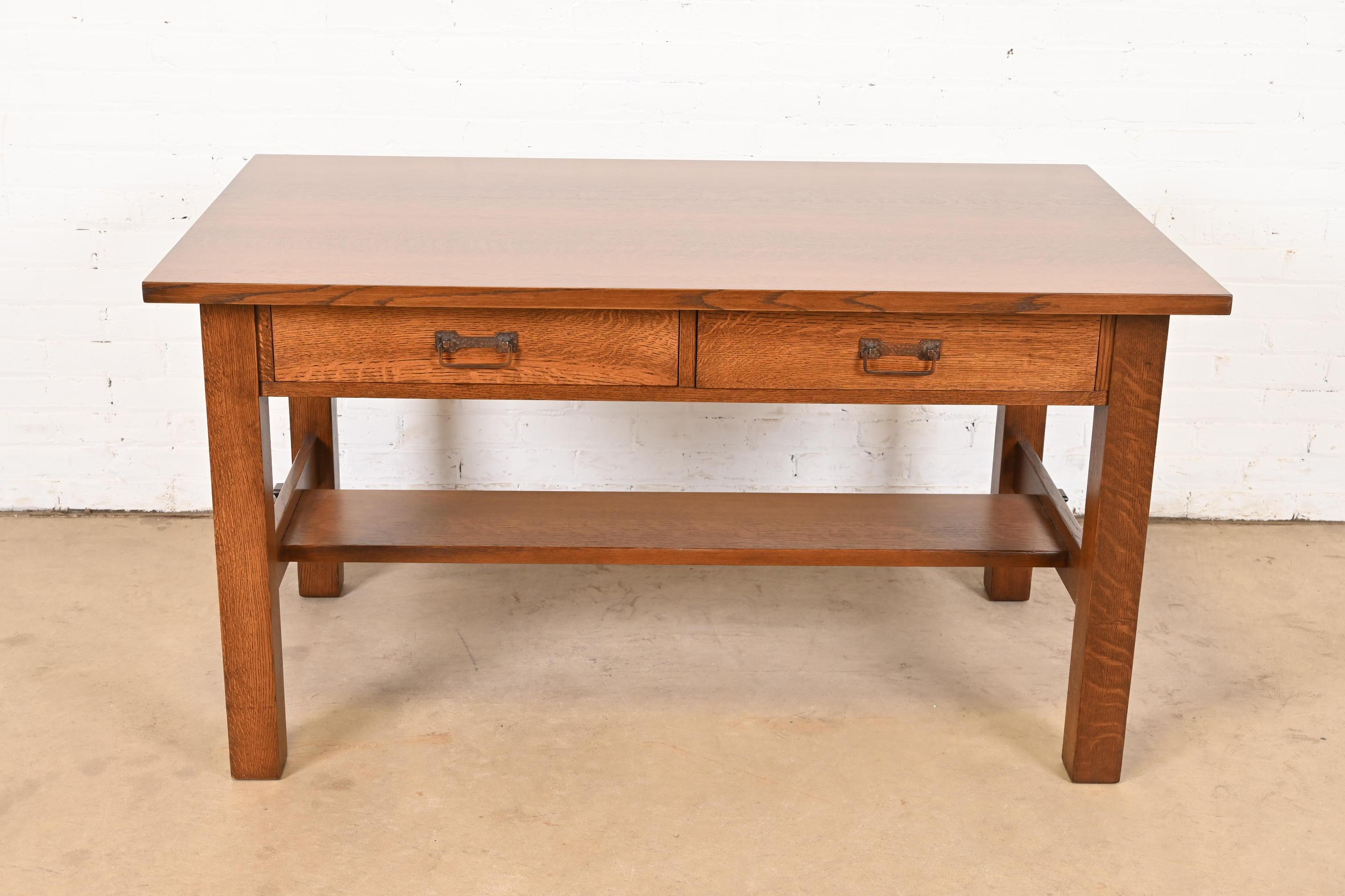 An exceptional antique Mission or Arts & Crafts writing desk or library table

In the manner of Stickley Brothers

USA, Circa 1900

Solid quarter sawn oak, with original hammered copper hardware.

Measures: 53.5