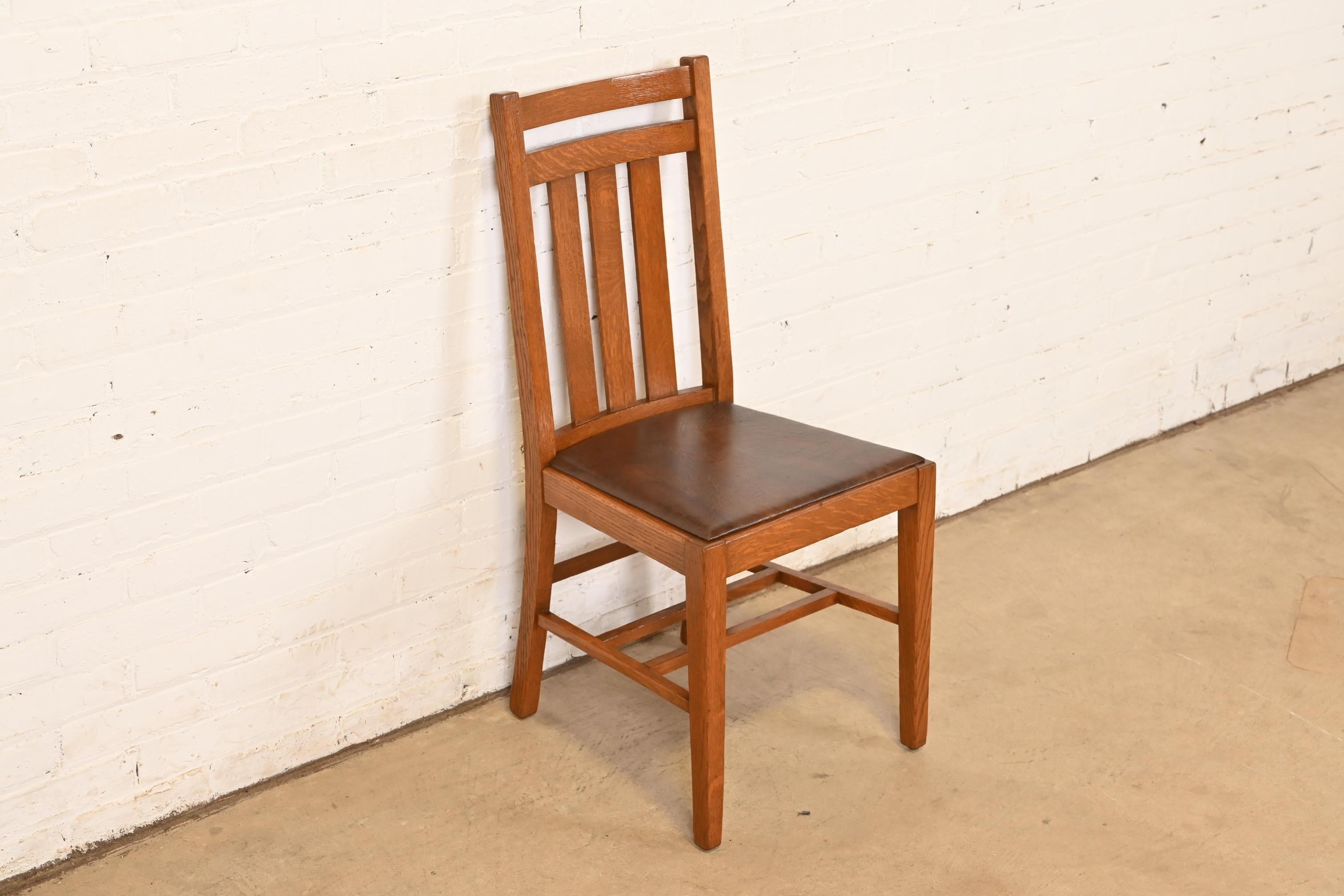 Ein außergewöhnlicher antiker Schreibtischstuhl, Beistellstuhl oder Esszimmerstuhl aus der Zeit der Mission oder des Arts & Crafts

Nach dem Vorbild der Gebrüder Stickley

USA, Anfang 20. Jahrhundert

Eiche gesägt, mit gepolstertem Sitz.

Maße: 17,5