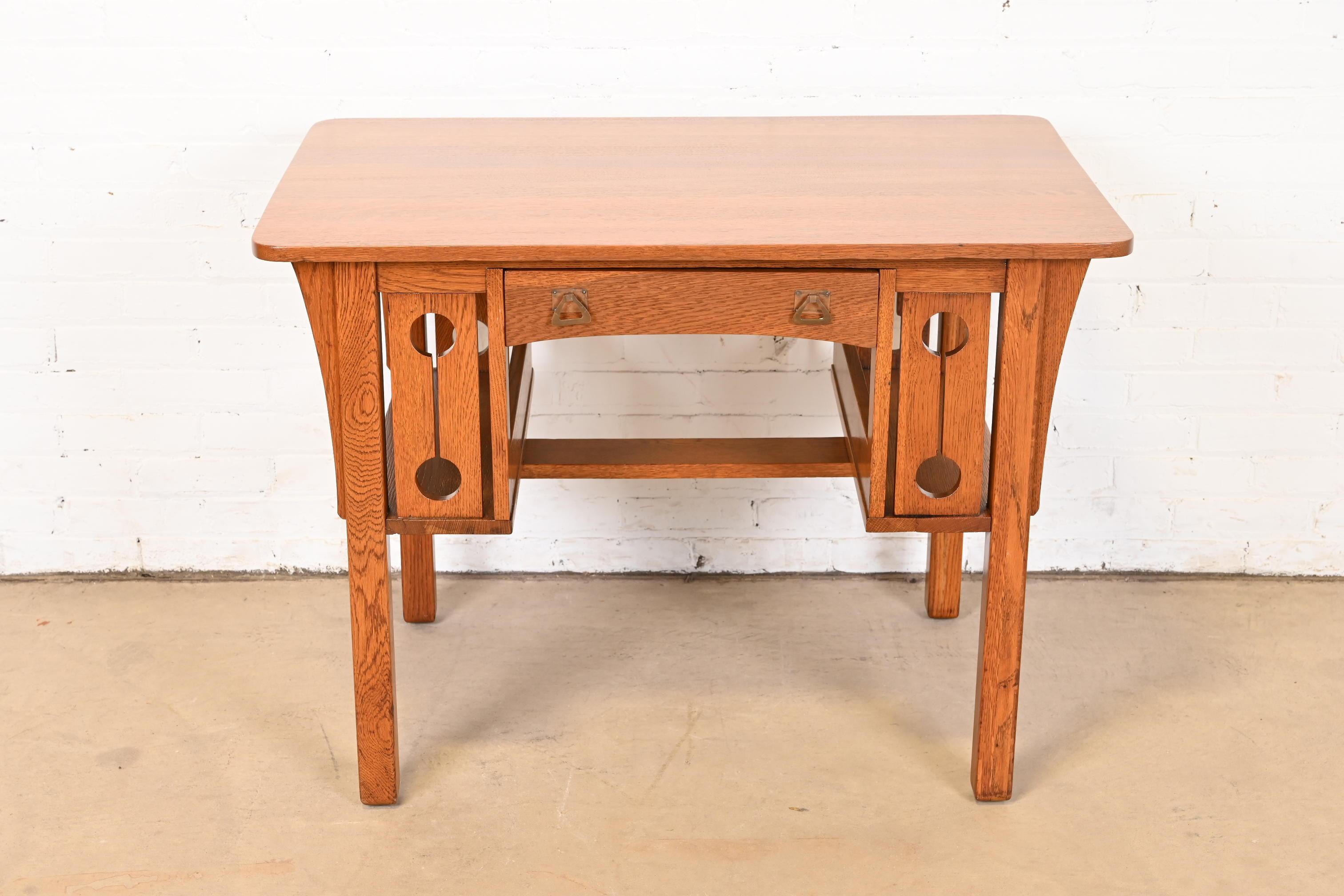 An exceptional antique Mission or Arts & Crafts writing desk or library table with built-in bookcases

In the manner of Stickley Brothers

USA, Circa 1900

Solid quarter sawn oak, with original hammered copper hardware.

Measures: 40