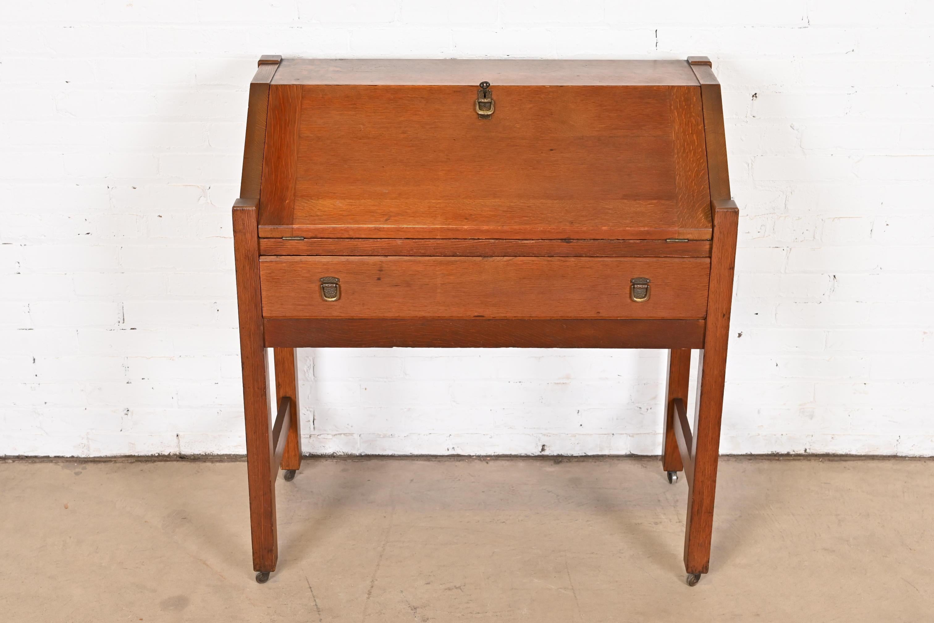 A gorgeous Mission or Arts & Crafts slant front writing desk or secretary desk

In the manner of Stickley Brothers

USA, Circa 1900

Quarter sawn oak, with original hammered copper hardware.

Measures: 36