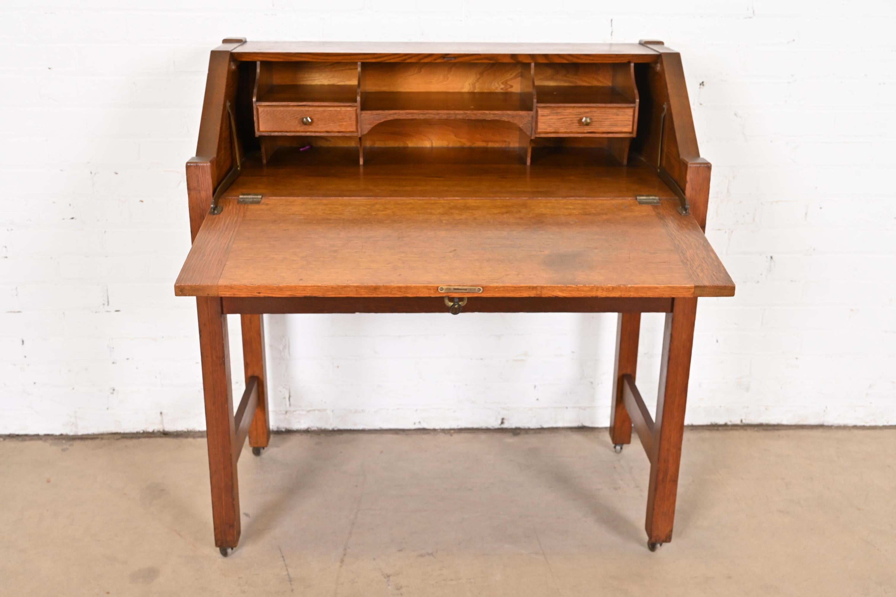 Cuivre Stickley Brothers Style Antique Mission Arts & Craft Oak Drop Front Desk (bureau à abattant) en vente