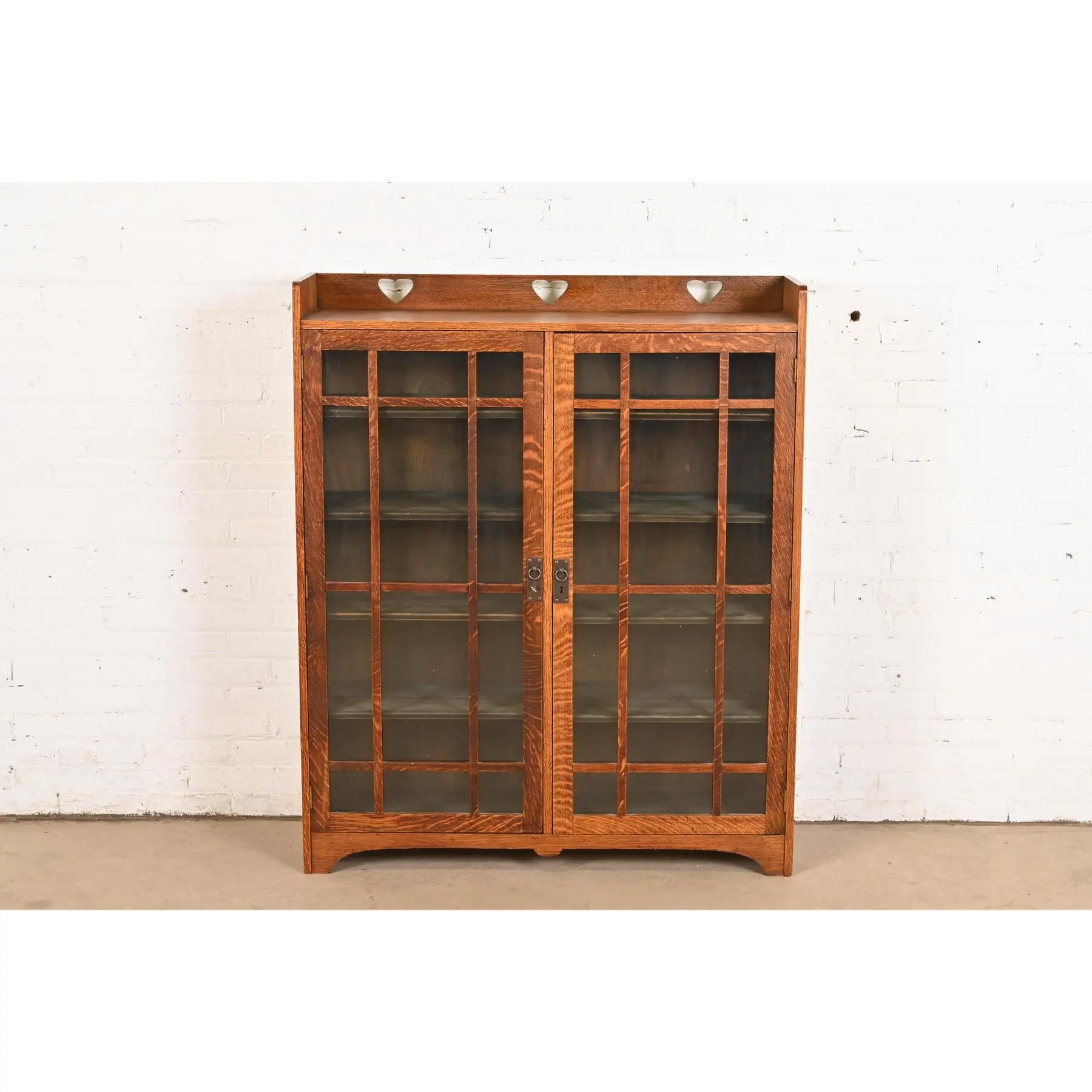 Arts and Crafts Bibliothèque ancienne Mission en chêne Arts & Crafts avec façade en verre de style Stickley Brothers en vente