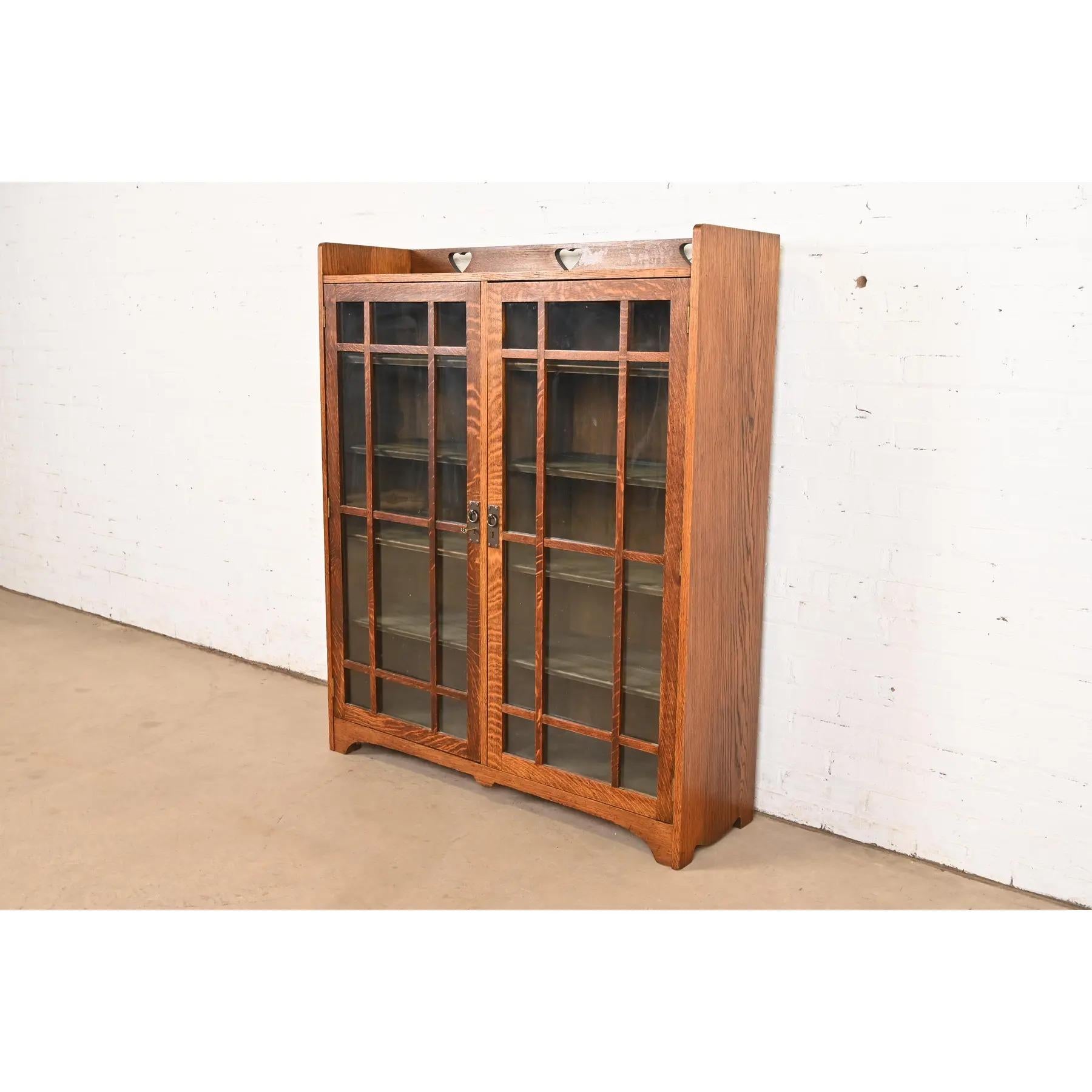 Américain Bibliothèque ancienne Mission en chêne Arts & Crafts avec façade en verre de style Stickley Brothers en vente