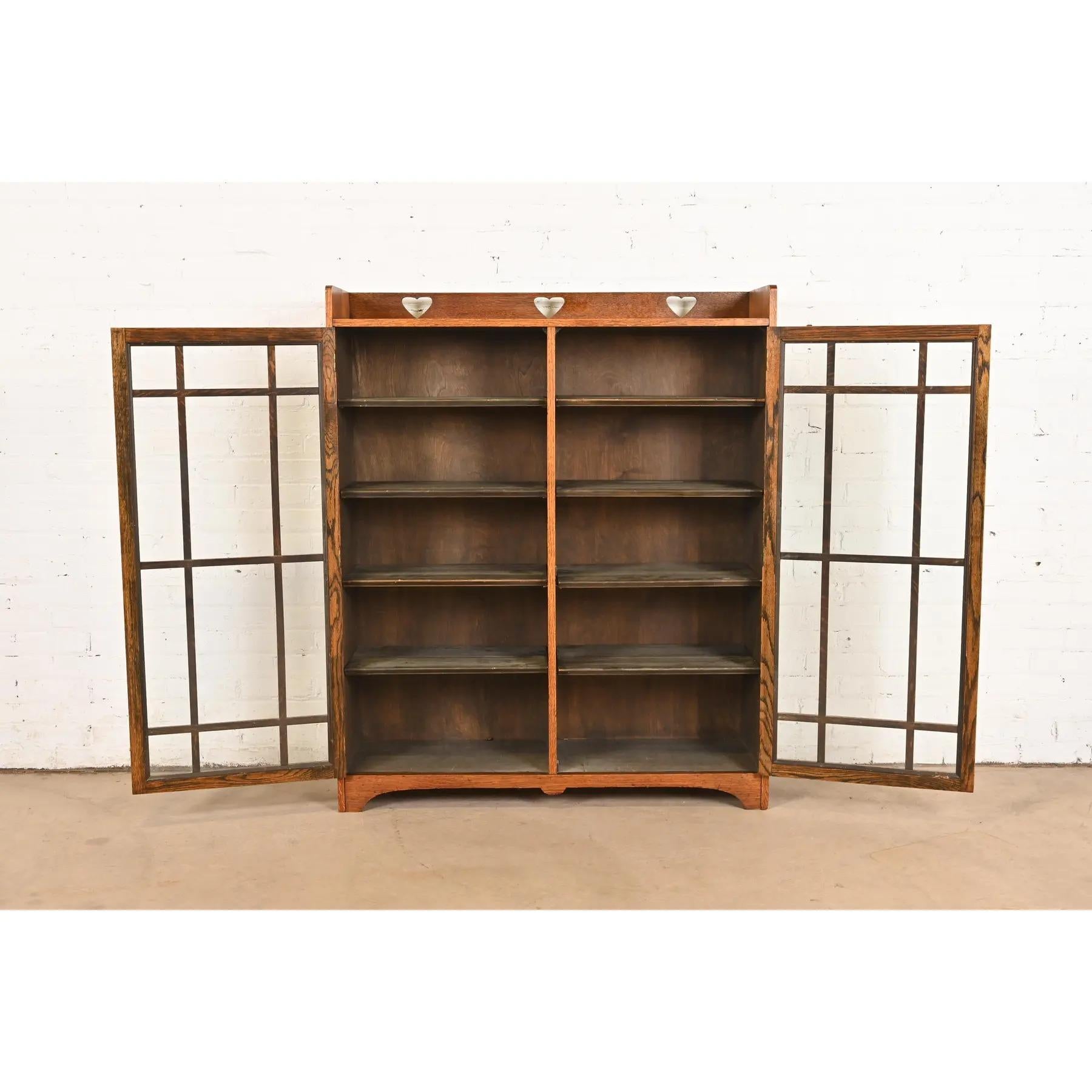 20ième siècle Bibliothèque ancienne Mission en chêne Arts & Crafts avec façade en verre de style Stickley Brothers en vente