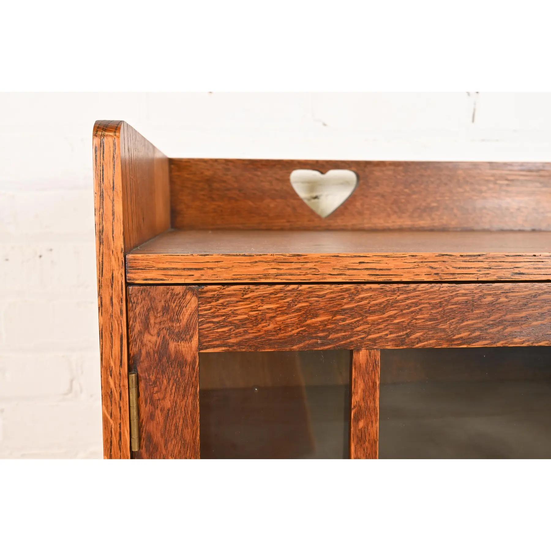 Bibliothèque ancienne Mission en chêne Arts & Crafts avec façade en verre de style Stickley Brothers en vente 1
