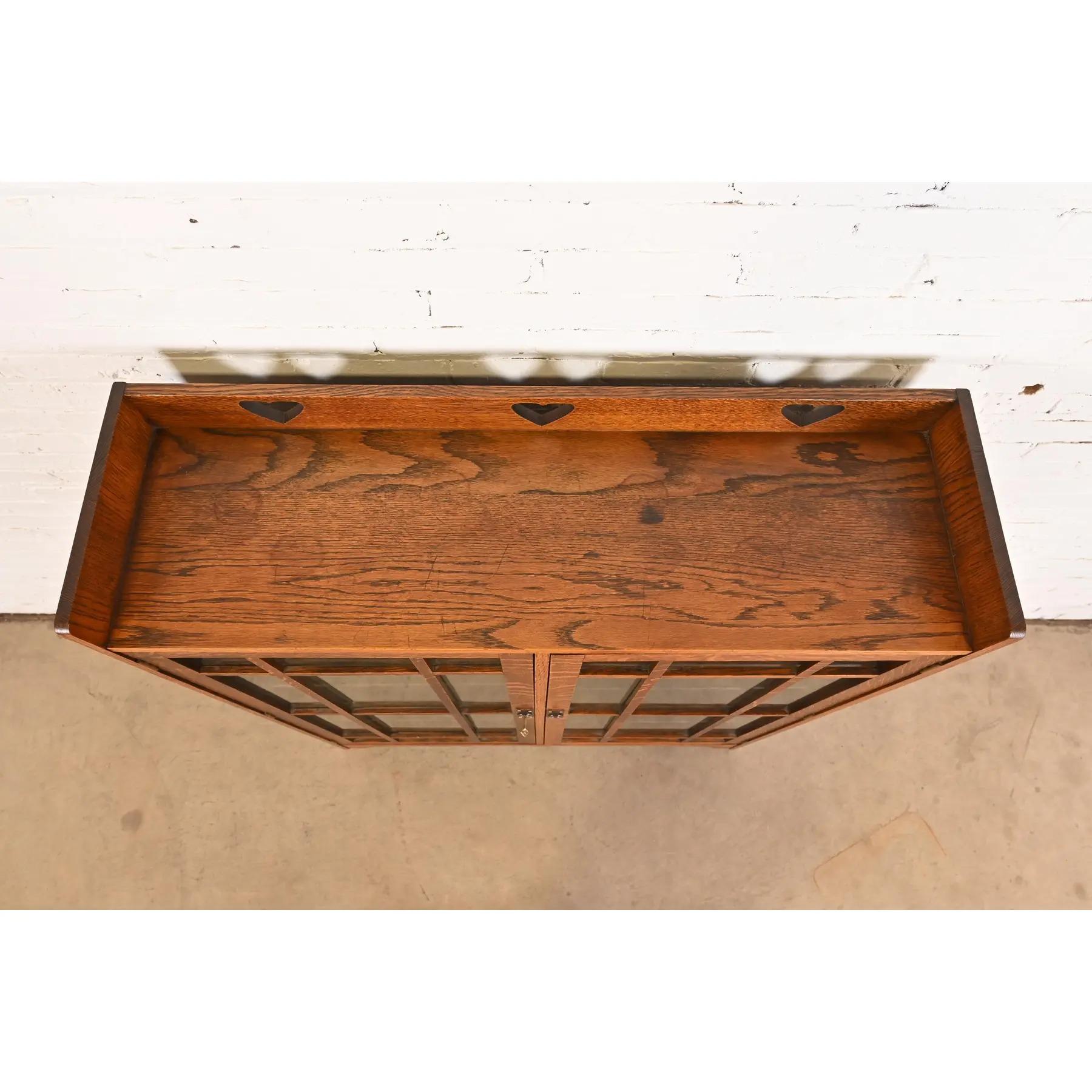 Bibliothèque ancienne Mission en chêne Arts & Crafts avec façade en verre de style Stickley Brothers en vente 2