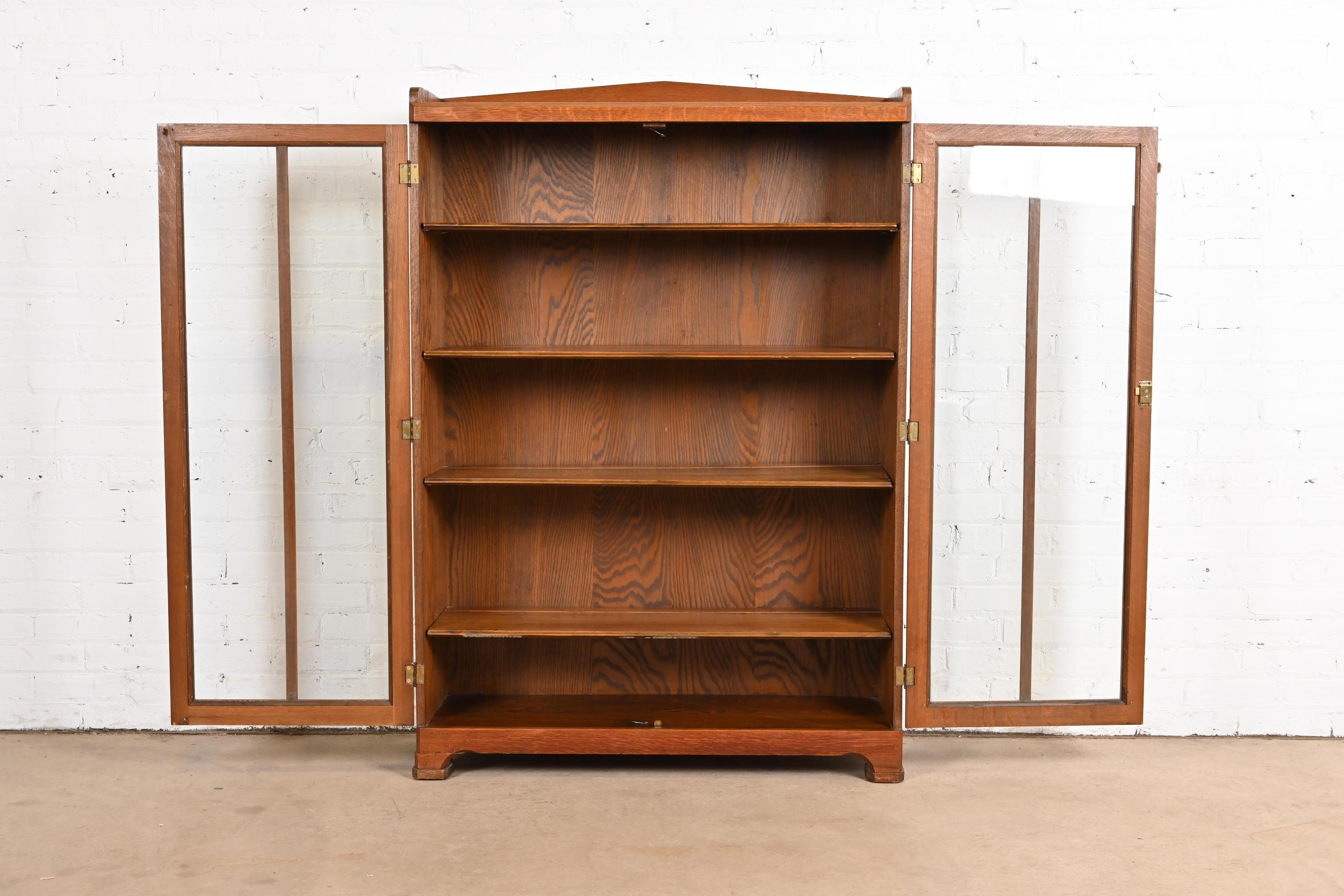Stickley Brothers Style Antique Mission Oak Arts & Crafts Glass Front Bookcase In Good Condition For Sale In South Bend, IN